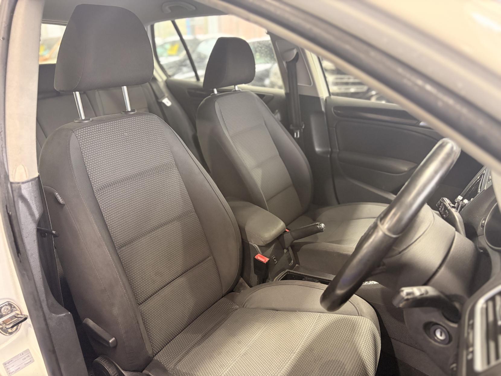 Volkswagen Golf - Image 18