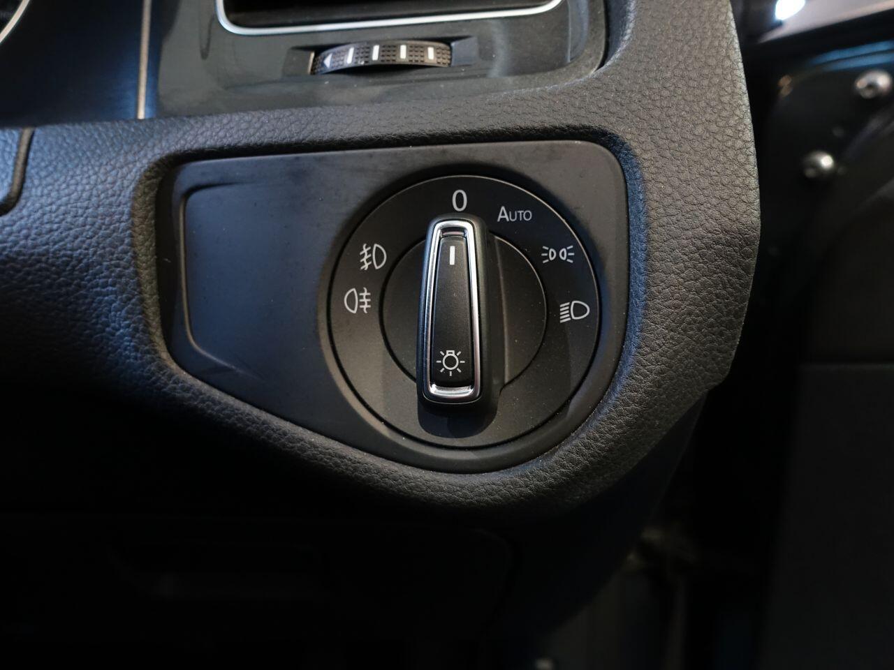 Volkswagen Golf - Image 30