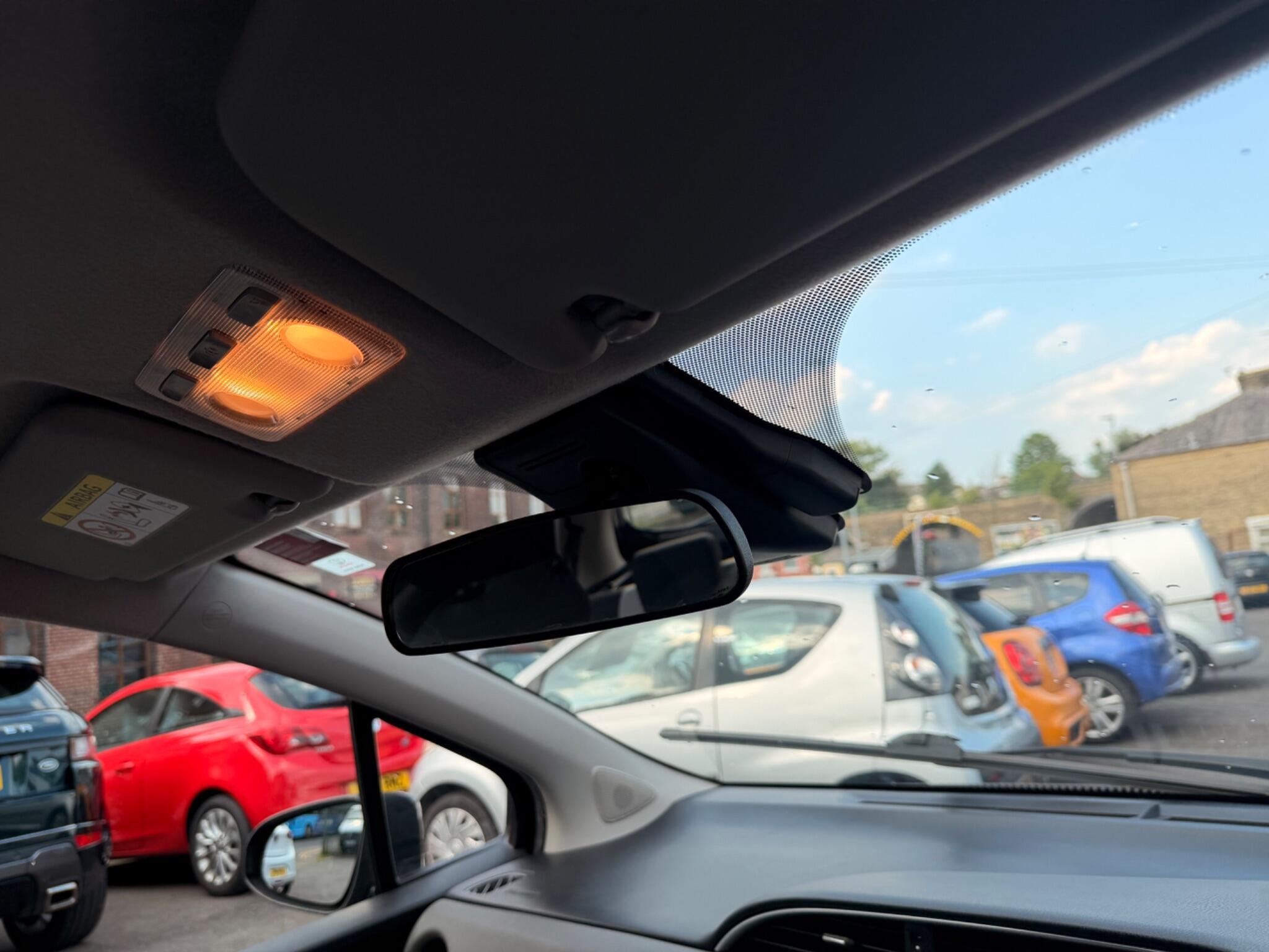 Toyota Yaris - Image 19