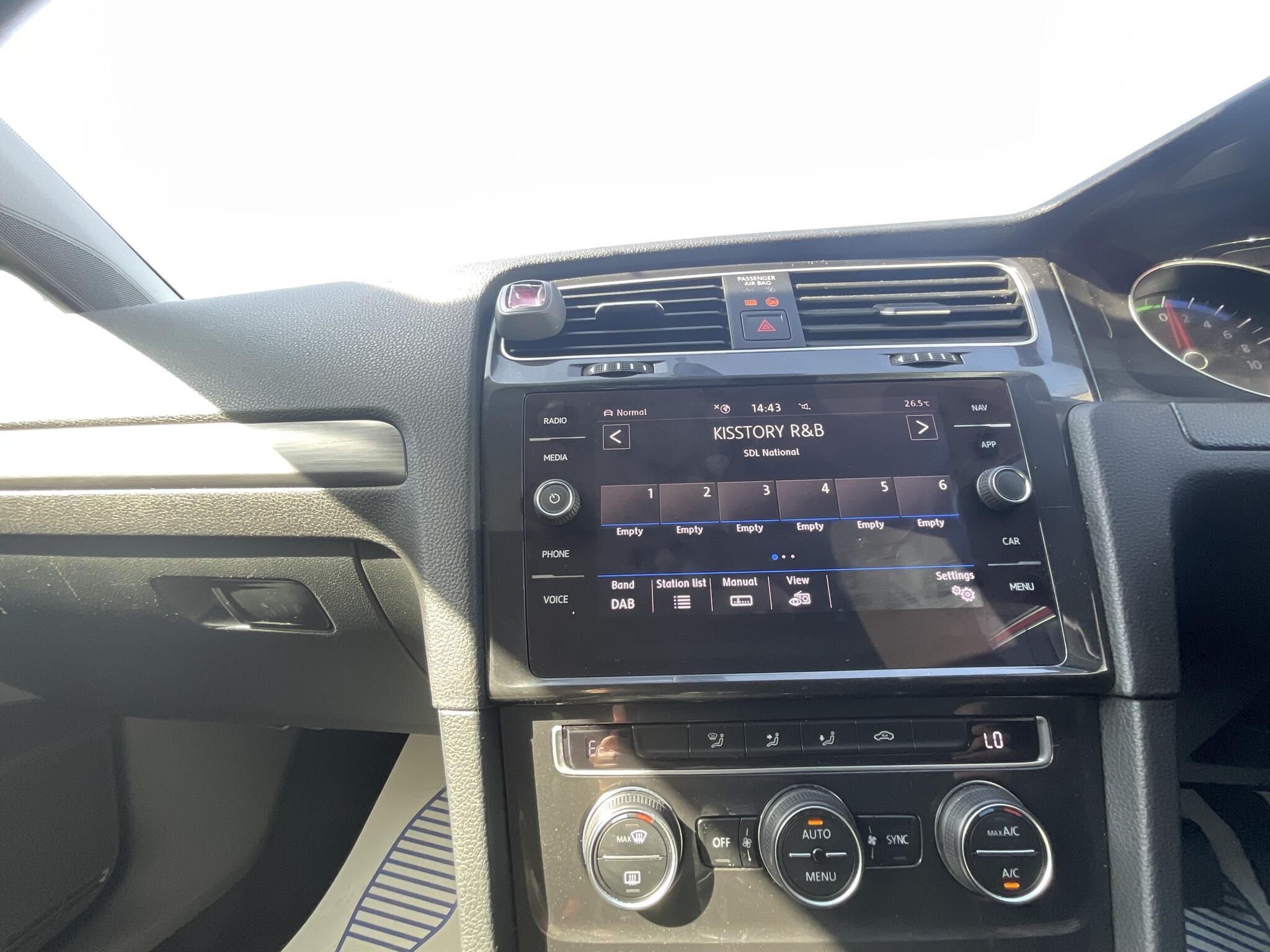 Volkswagen e-Golf - Image 19
