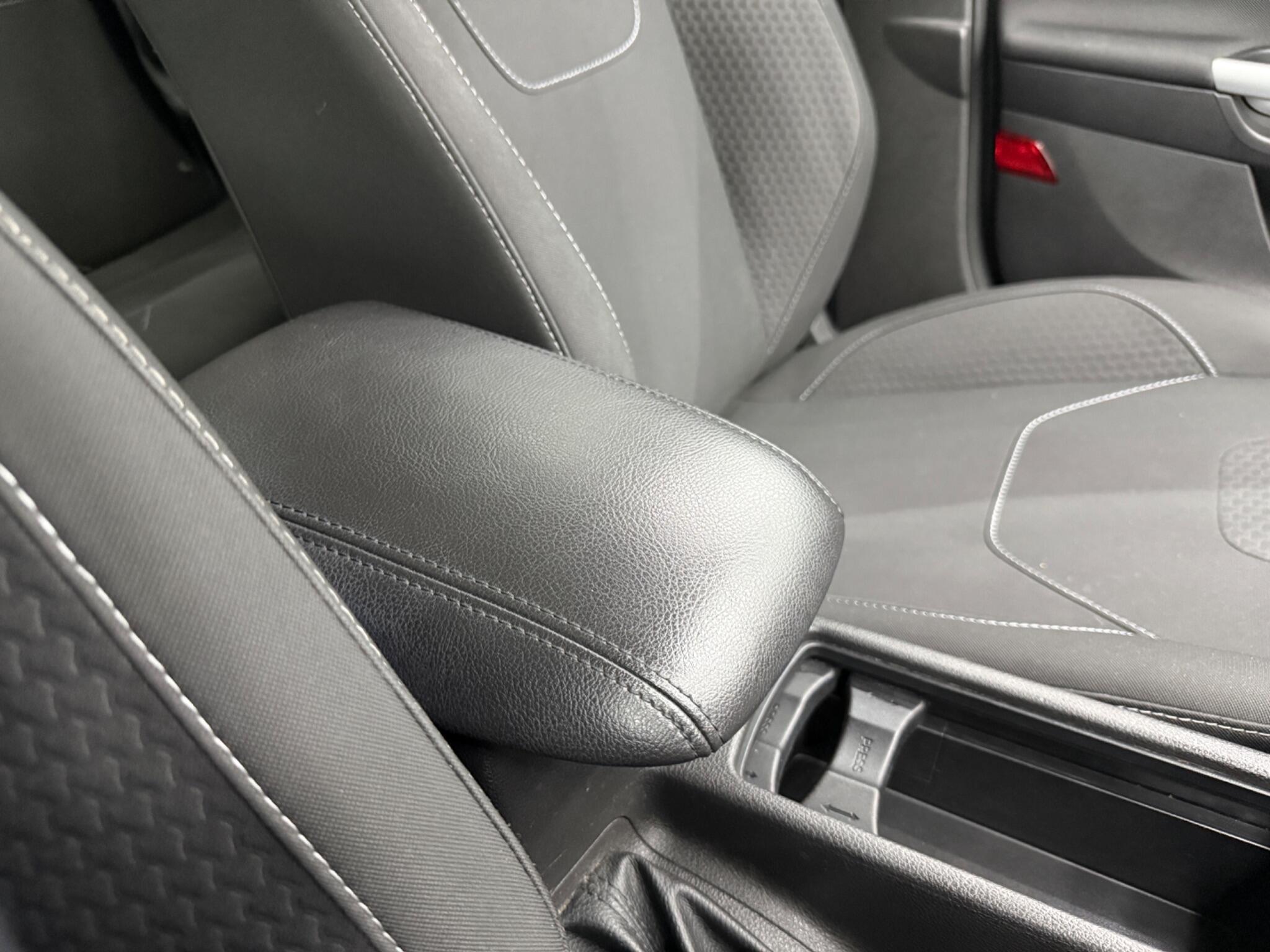 Ford Focus - Image 42
