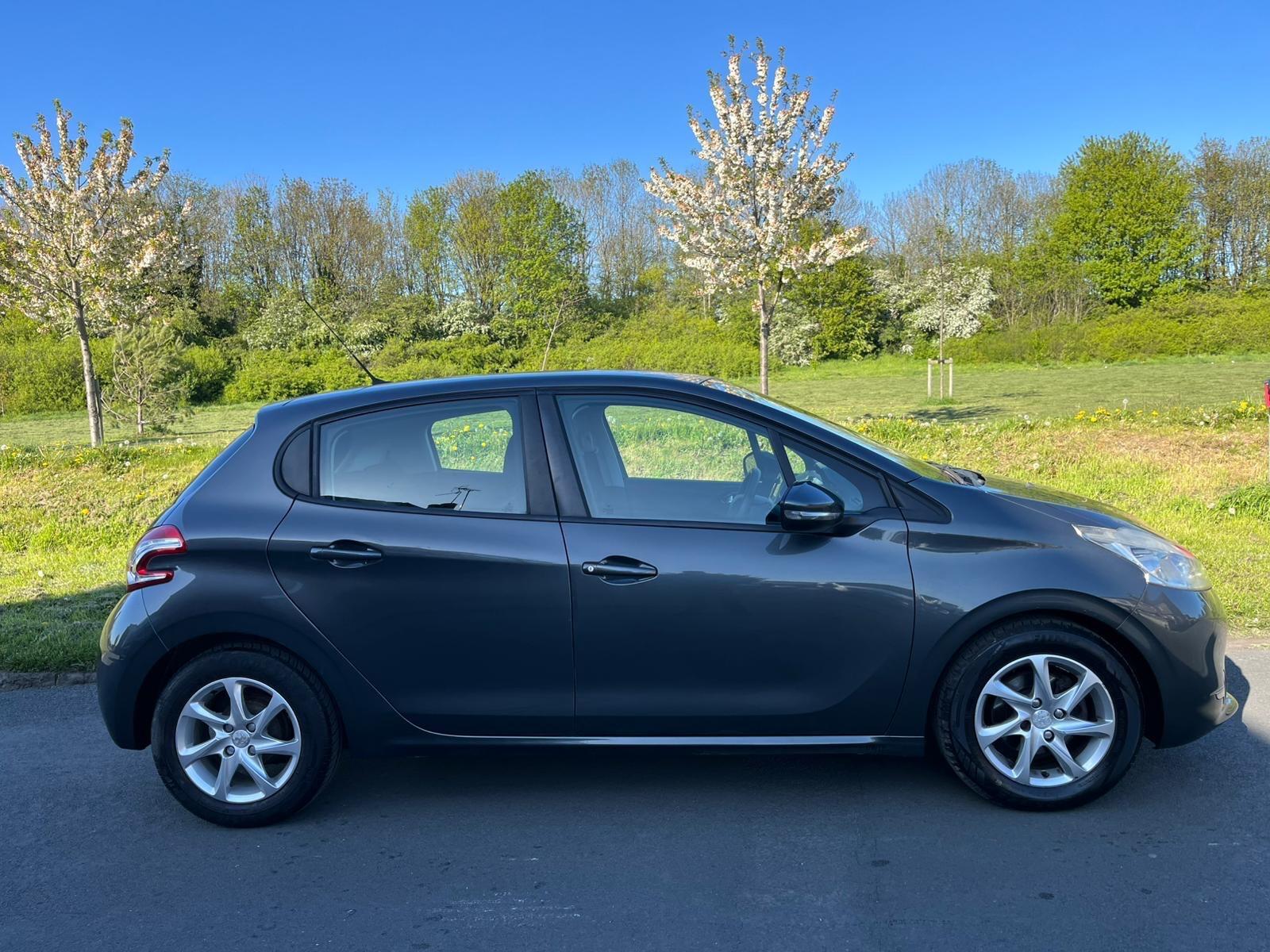 Peugeot 208 - Image 2