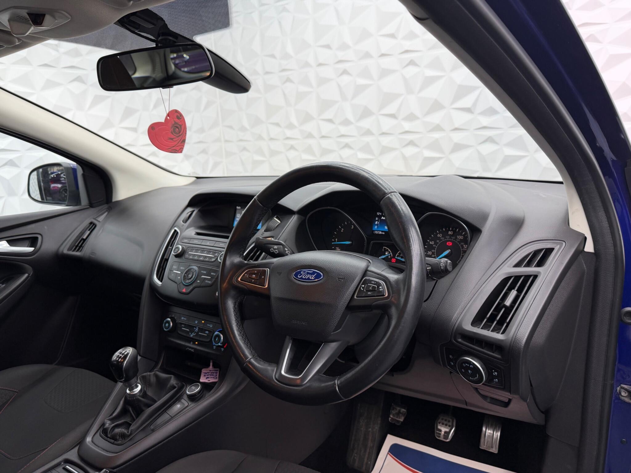 Ford Focus - Image 17