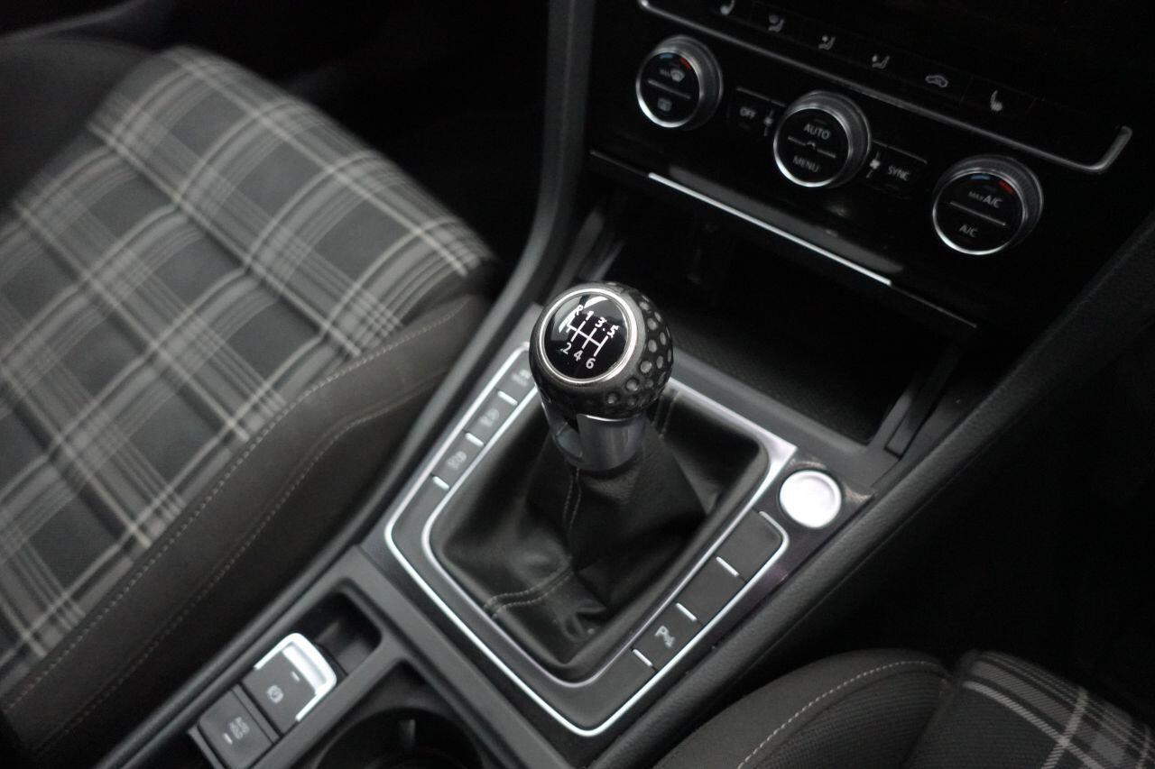 Volkswagen Golf - Image 17