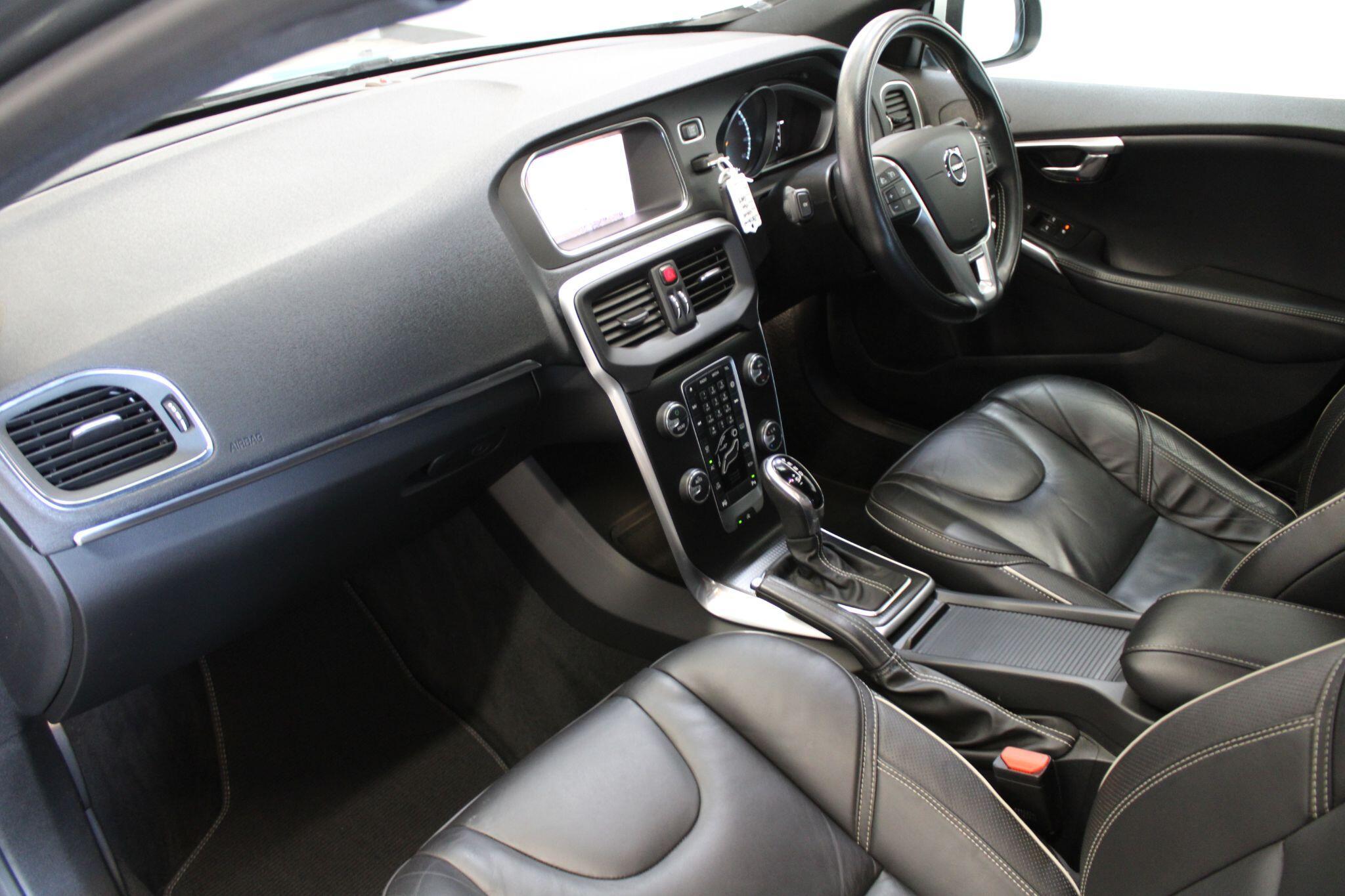 Volvo V40 - Image 2