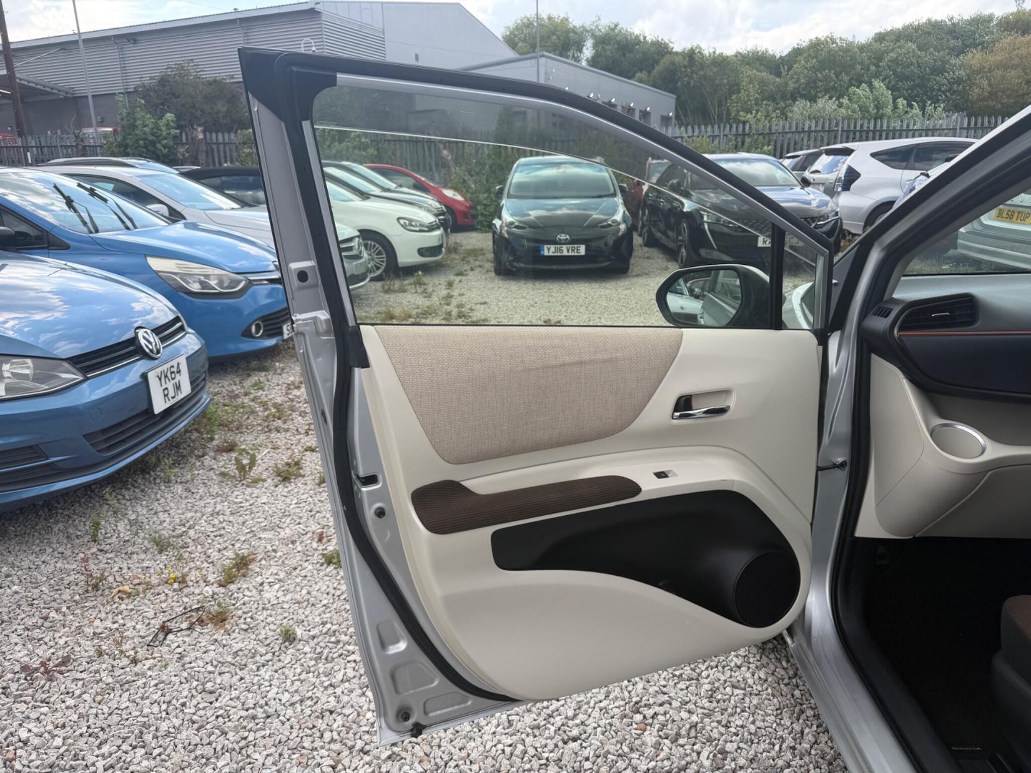 Toyota Sienta - Image 7