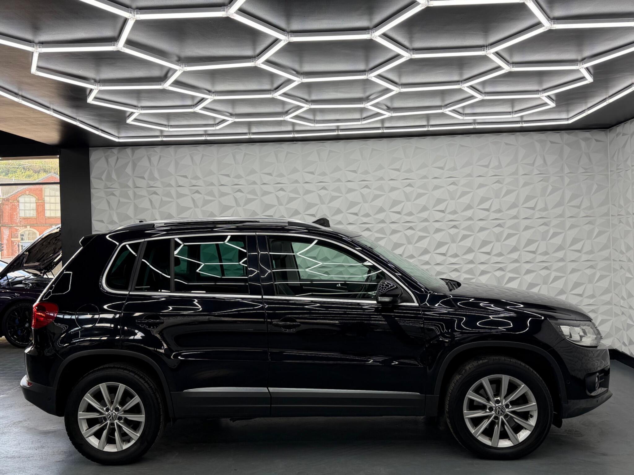 Volkswagen Tiguan - Image 12