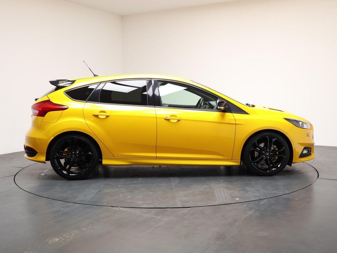Ford Focus - Image 14