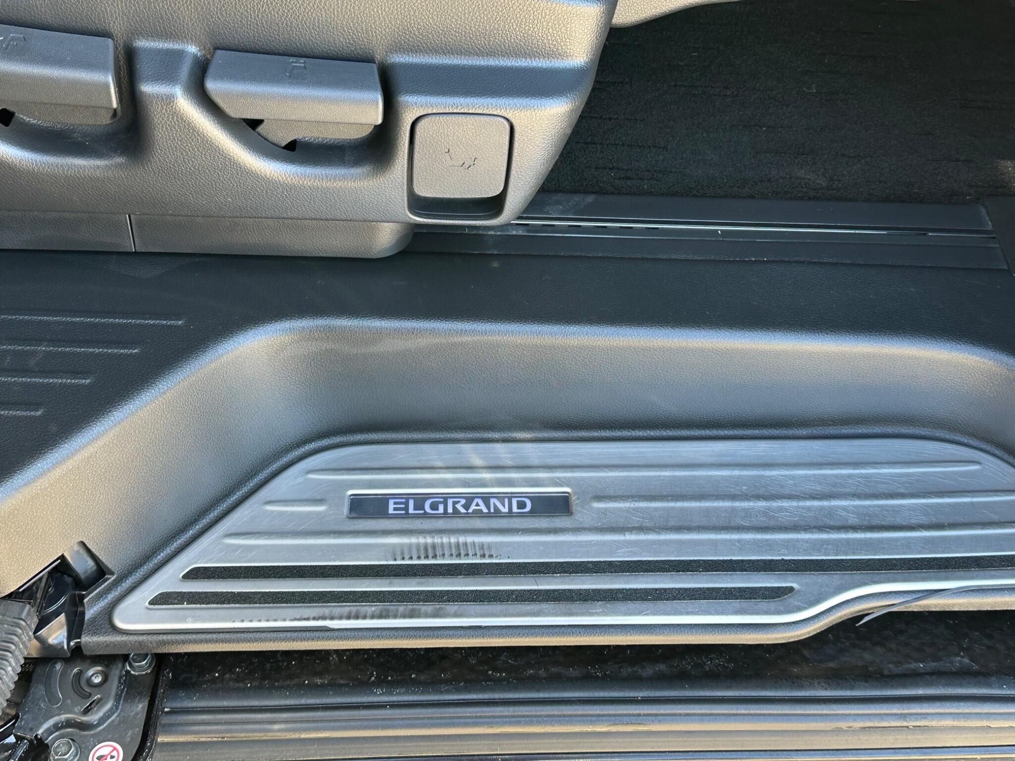 Nissan Elgrand - Image 19