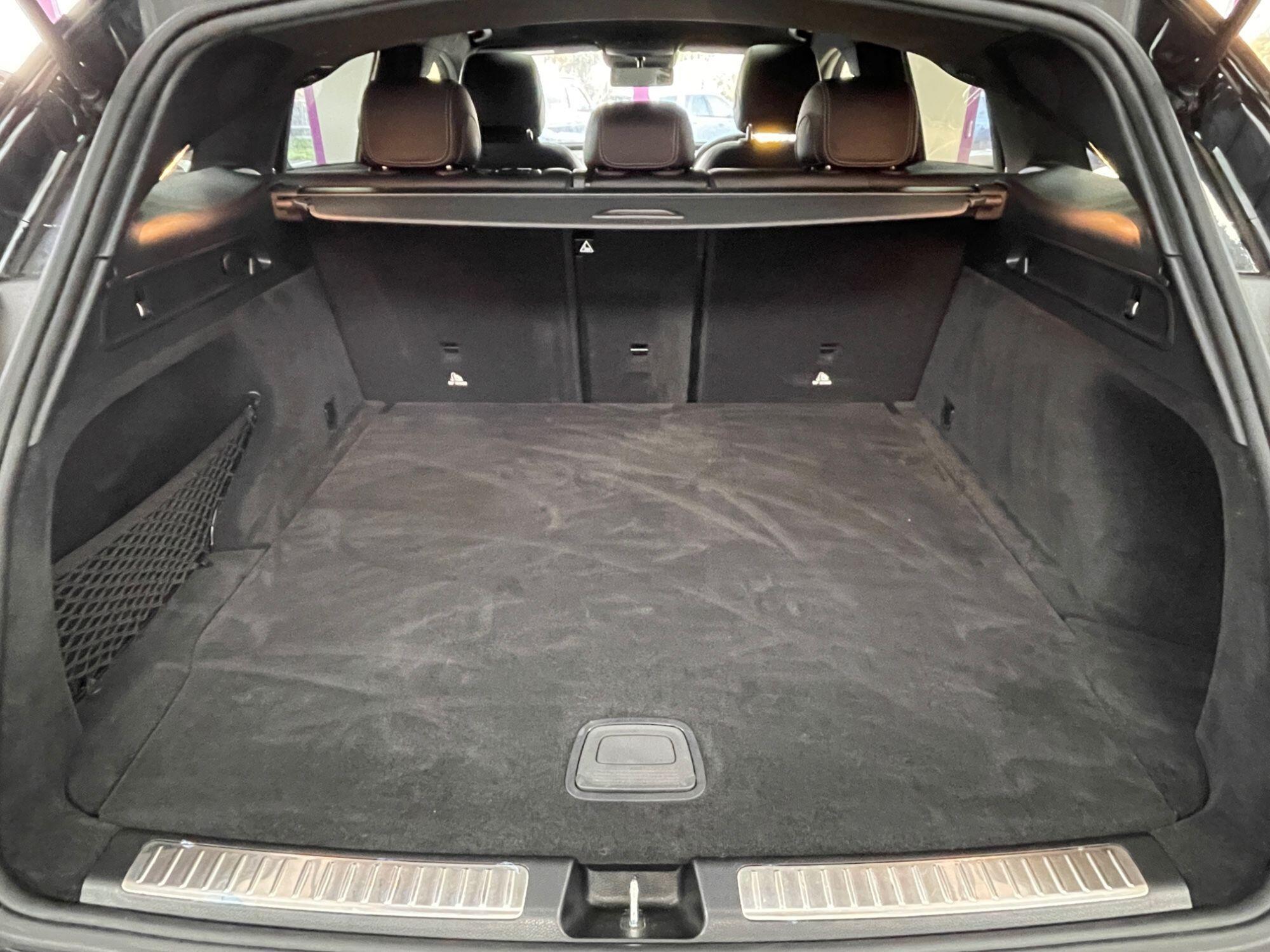 Mercedes Eqc - Image 12