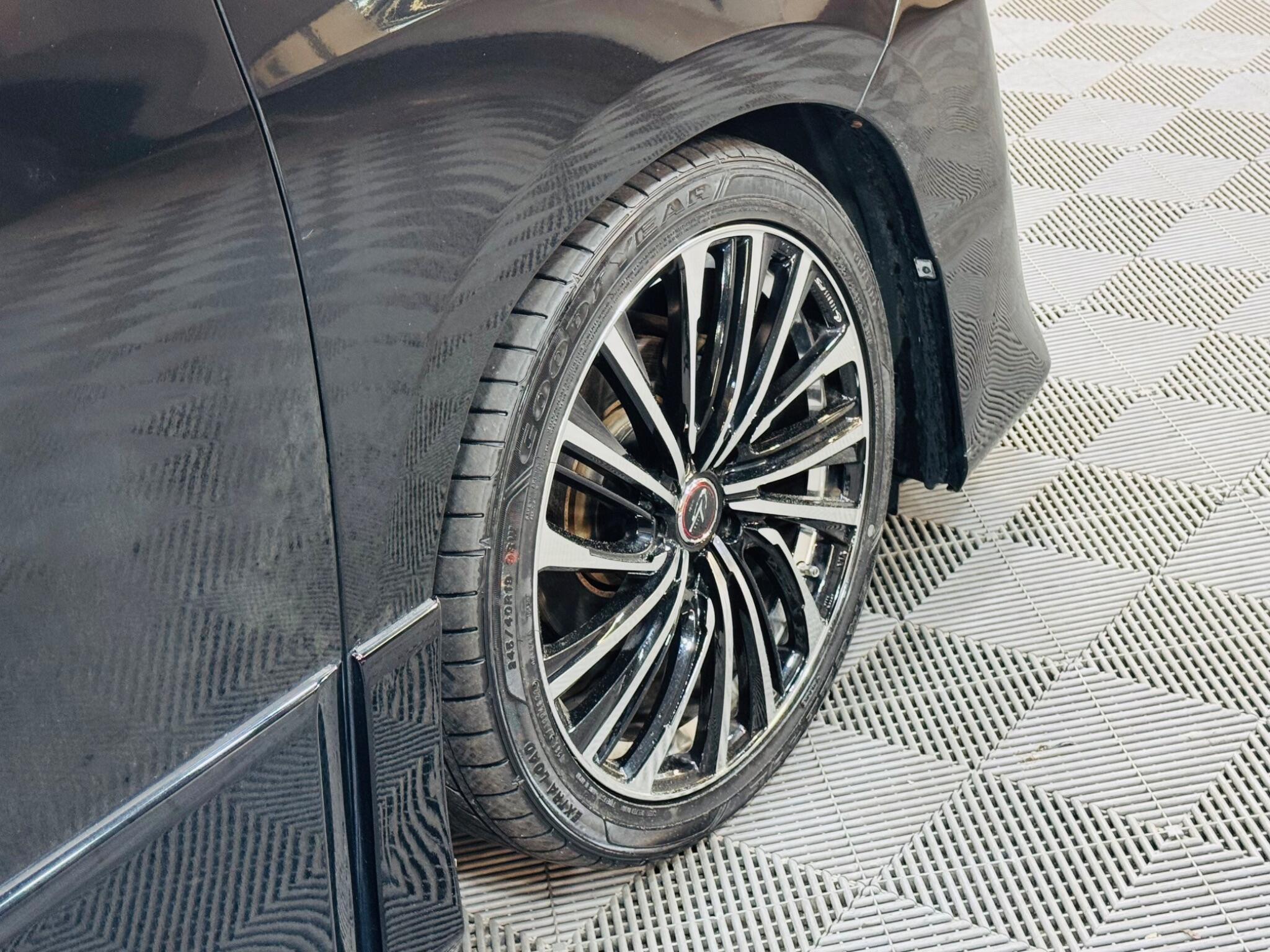 Toyota Vellfire - Image 13