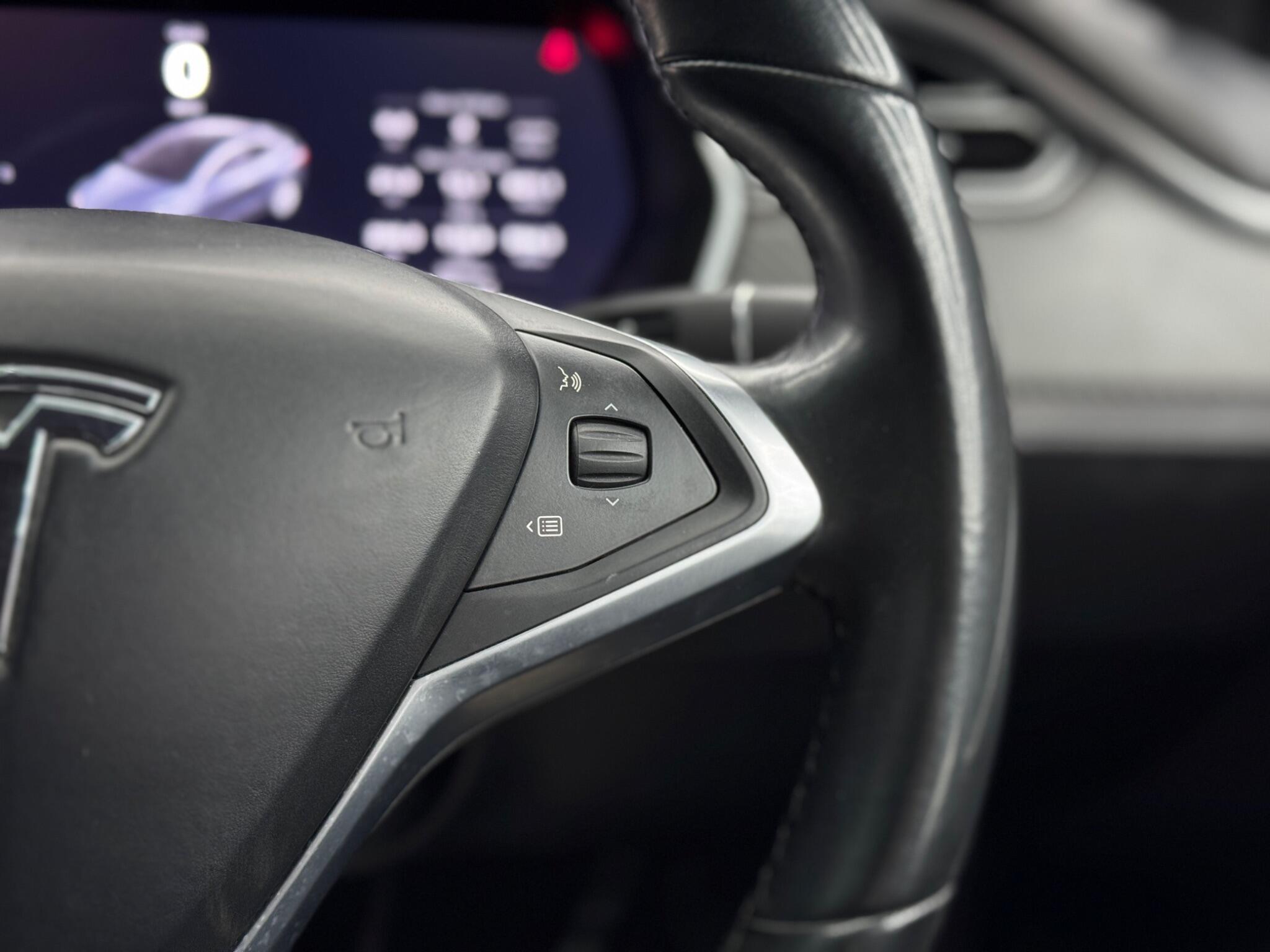 Tesla Model X - Image 23
