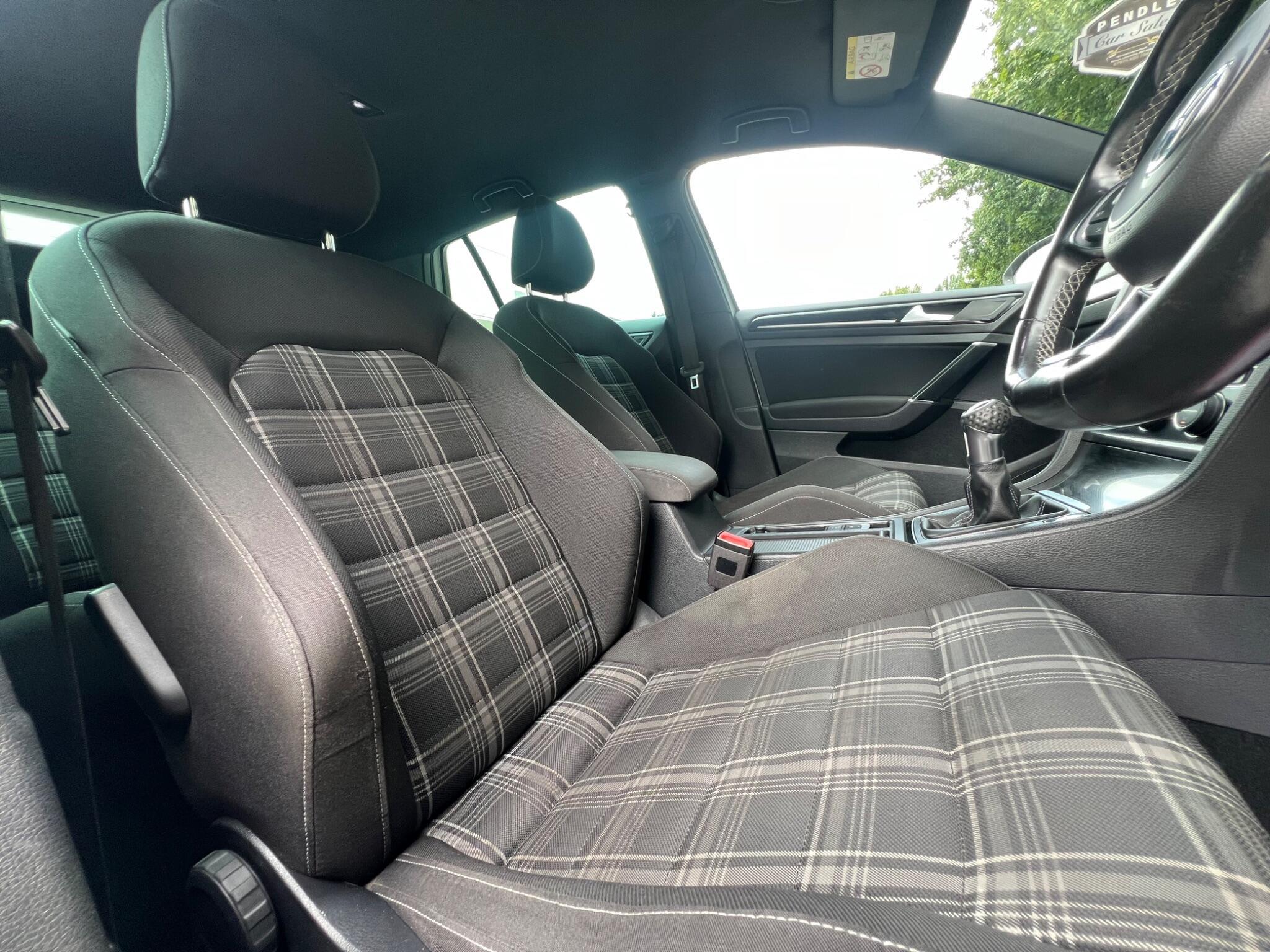 Volkswagen Golf - Image 20