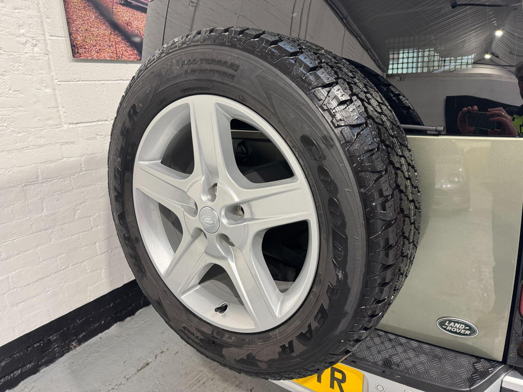 Land Rover Defender 110 - Image 90