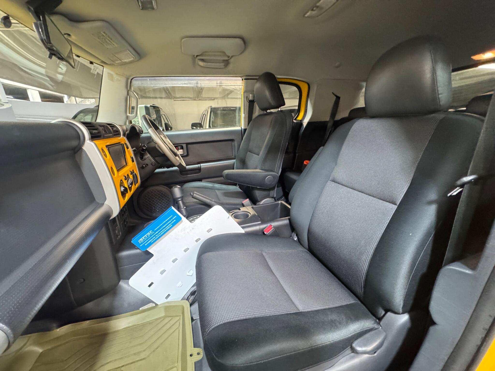 Toyota FJ CRUISER - Image 9