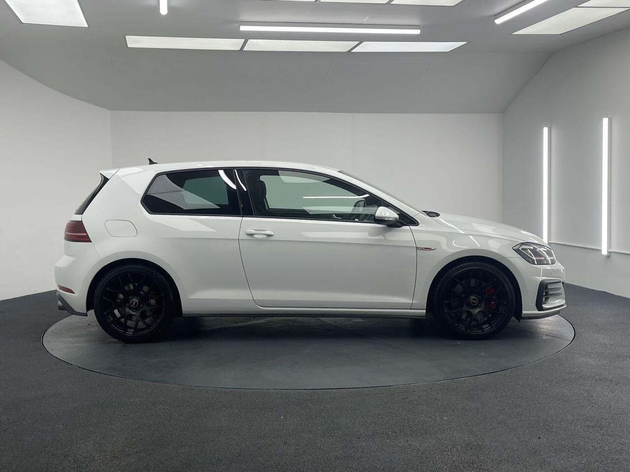 Volkswagen Golf - Image 25