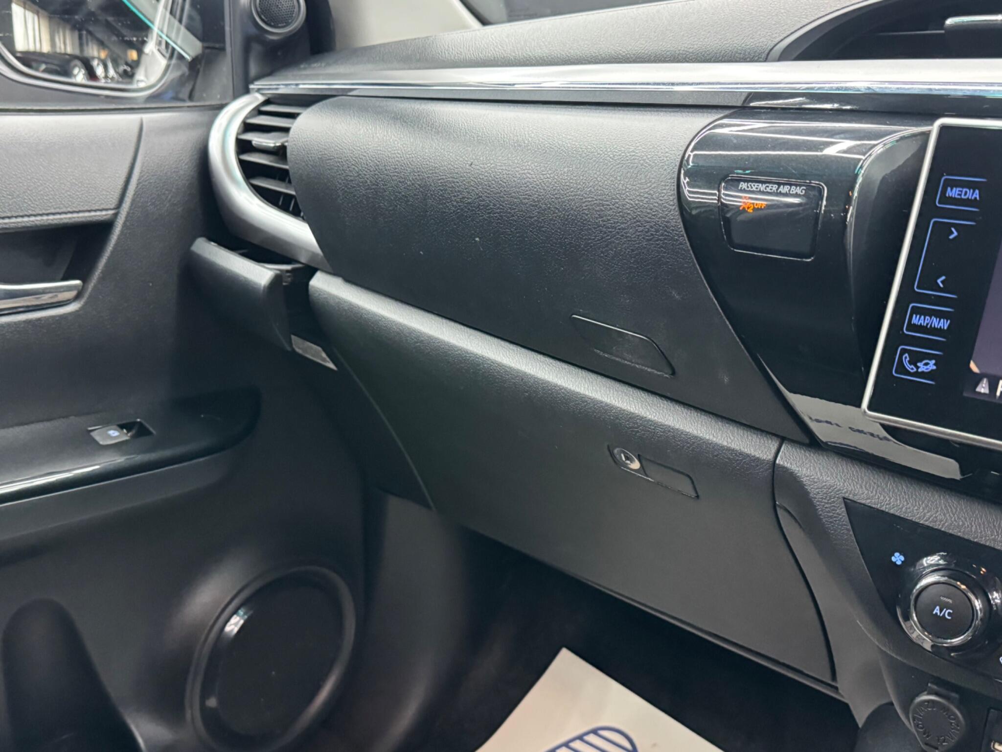 Toyota Hilux - Image 31