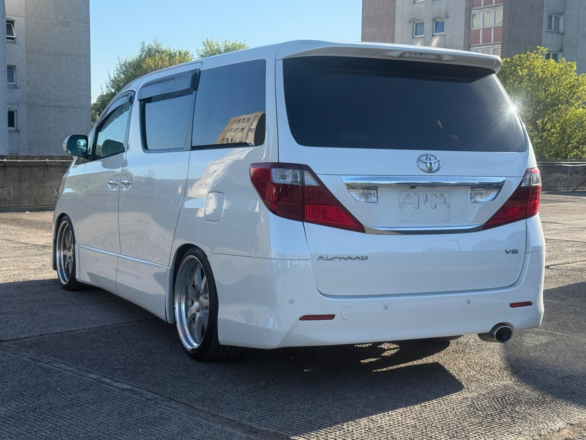 Toyota Alphard - Image 3
