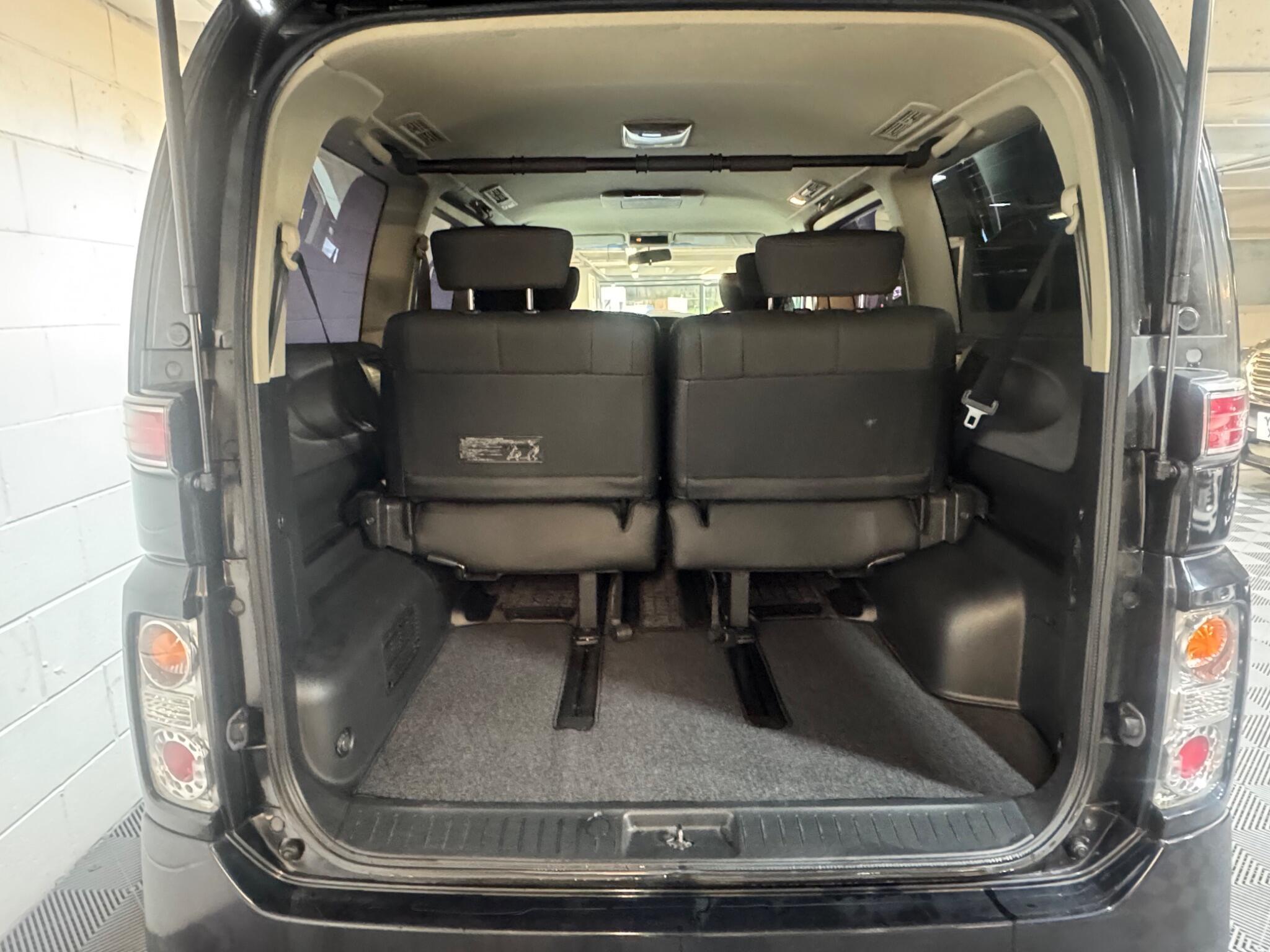 Nissan Elgrand - Image 14