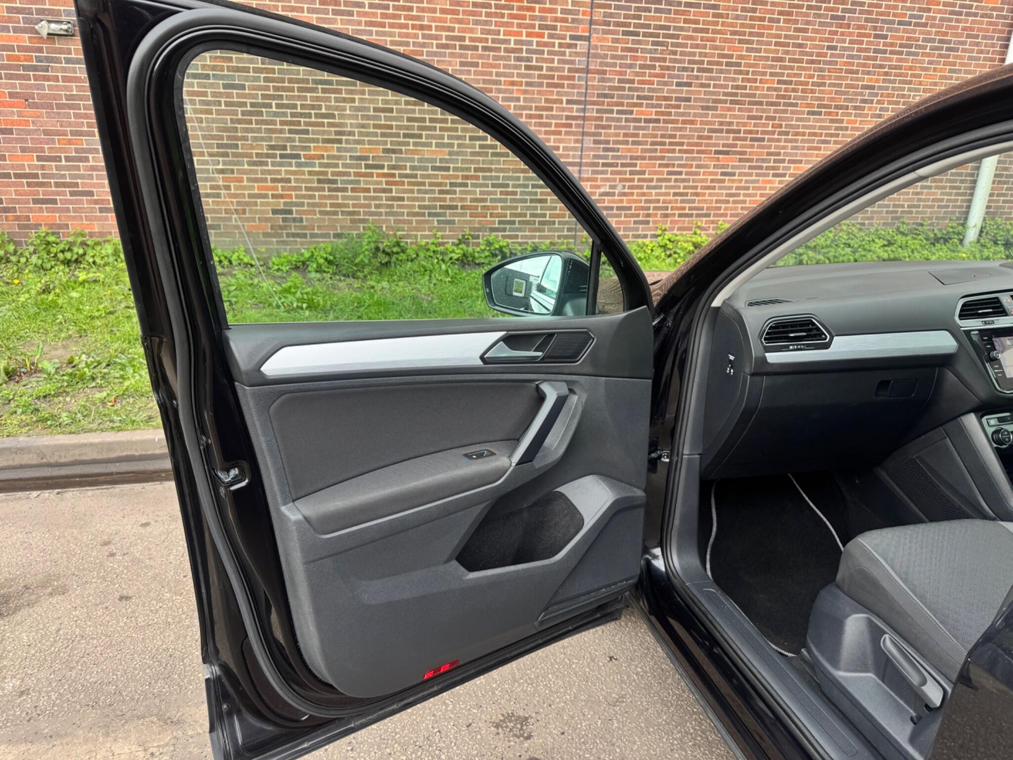 Volkswagen Tiguan - Image 39