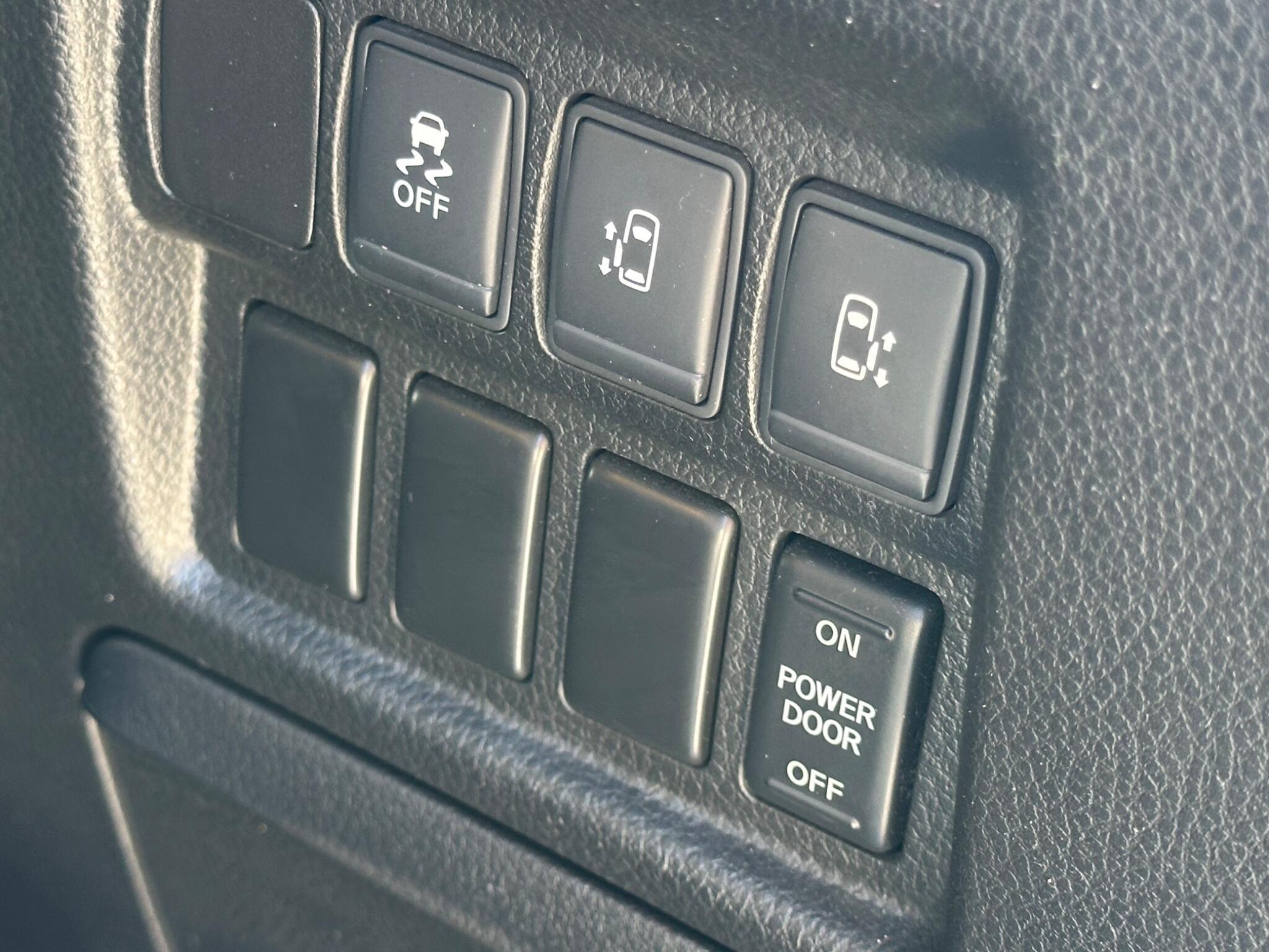 Nissan Elgrand - Image 18