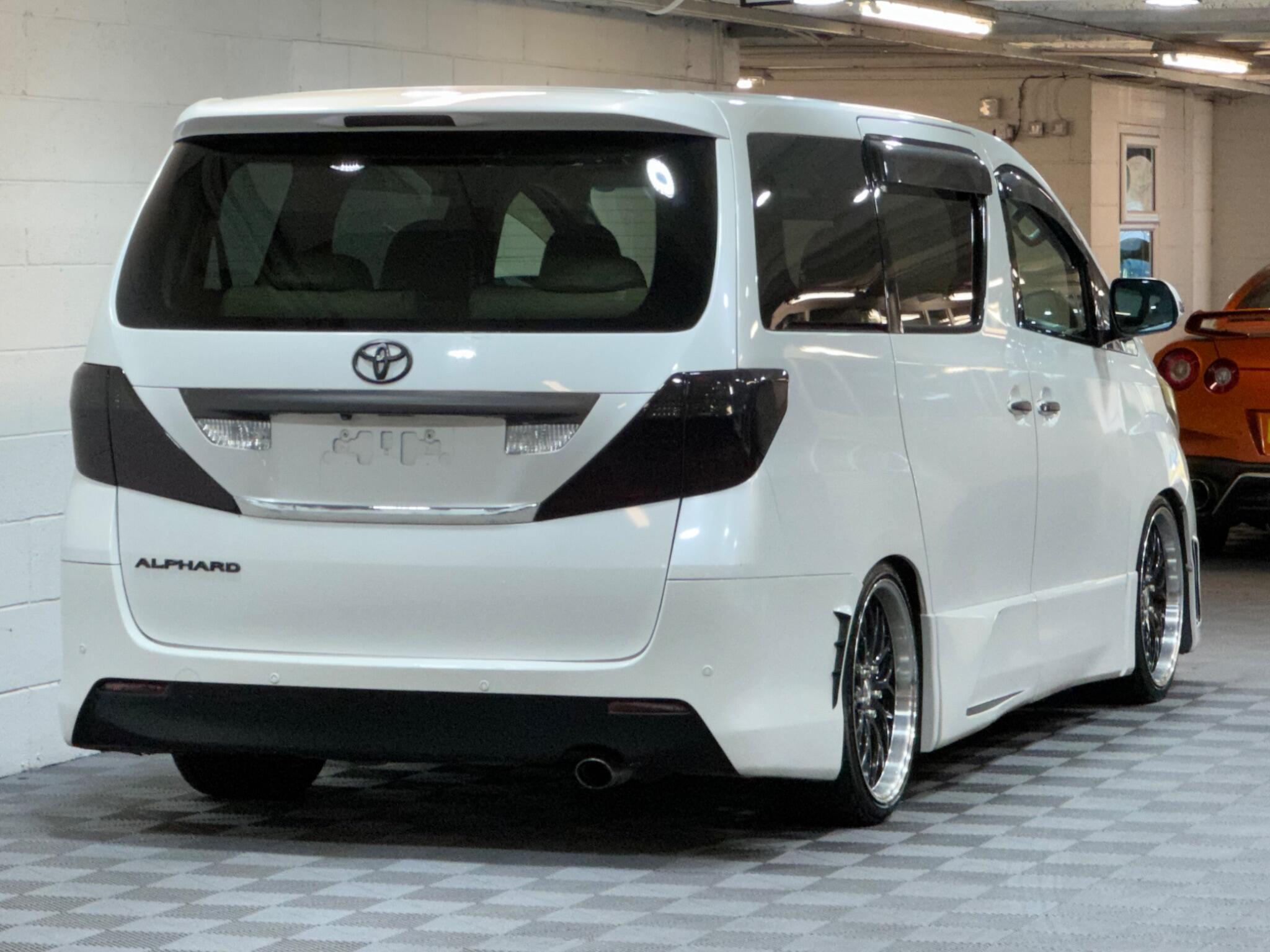 Toyota Alphard - Image 4