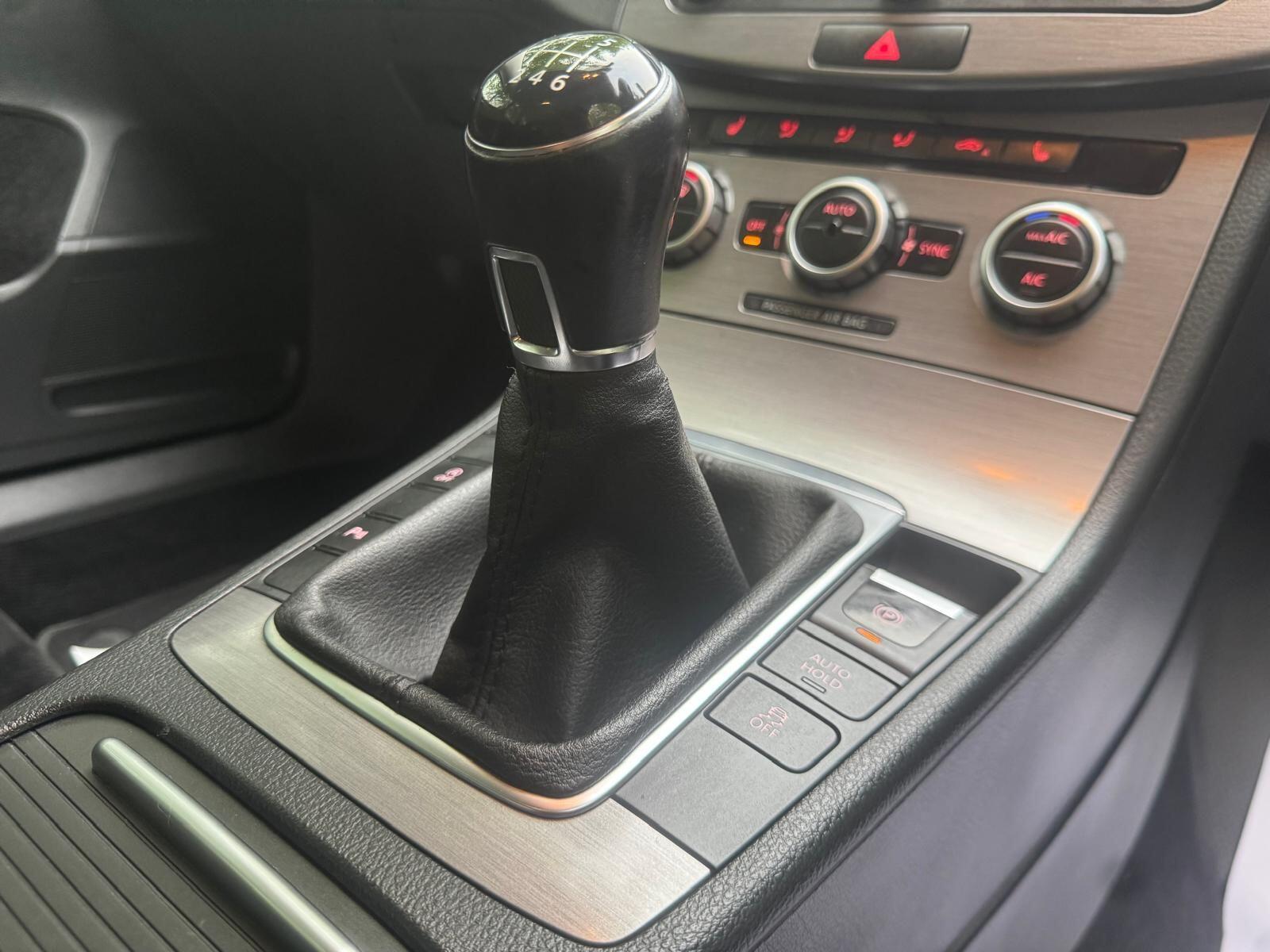 Volkswagen Passat - Image 13