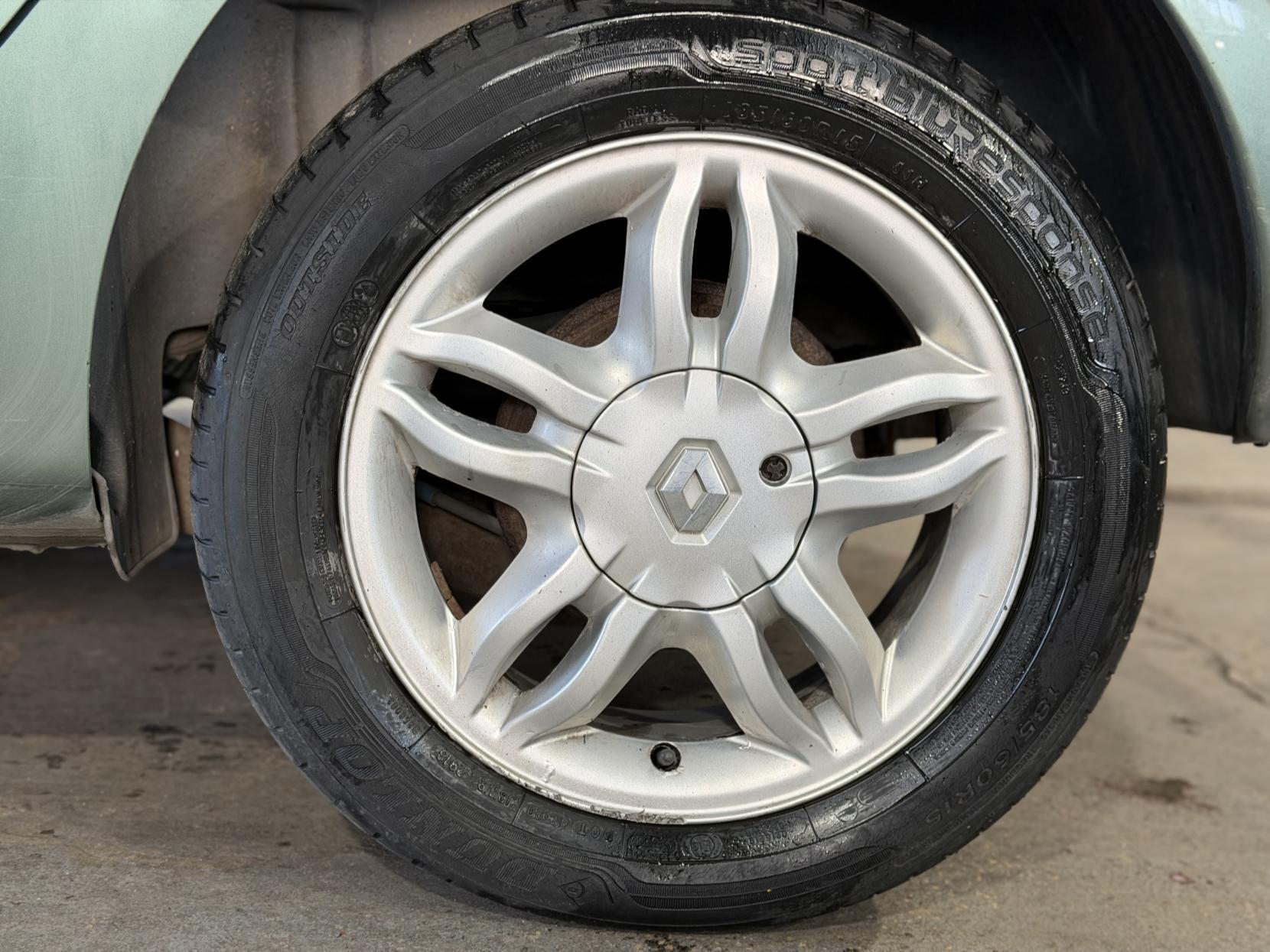 Renault Clio - Image 18