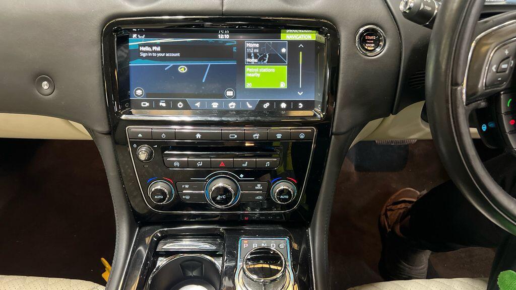 Jaguar XJ - Image 2