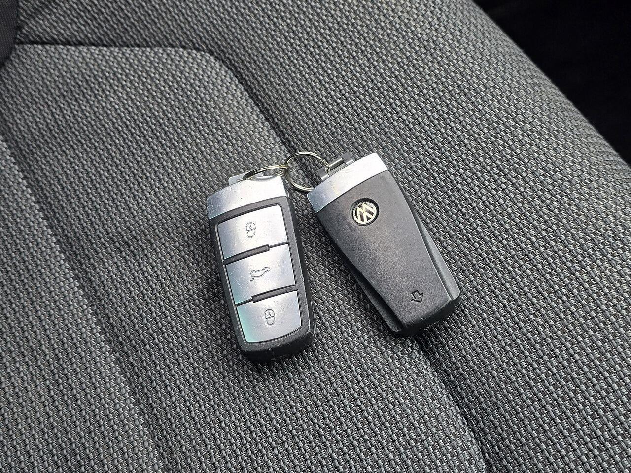 Volkswagen Passat - Image 21