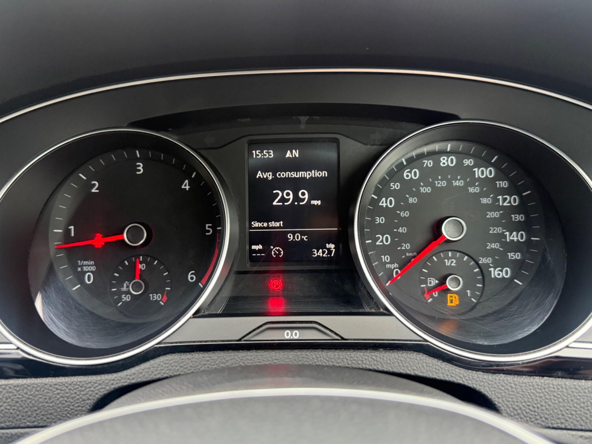 Volkswagen Passat - Image 30