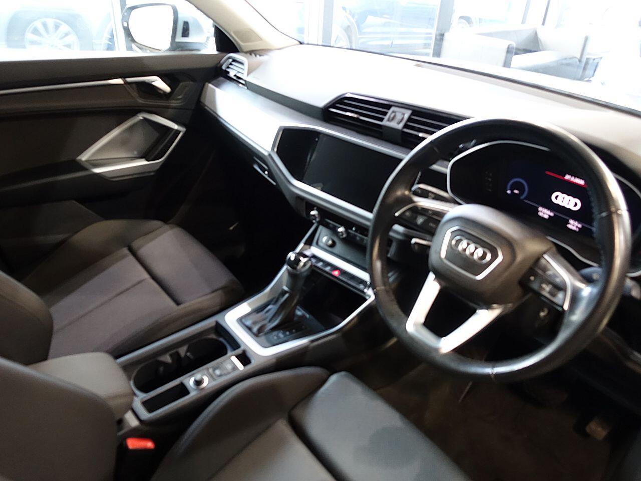 Audi Q3 - Image 2