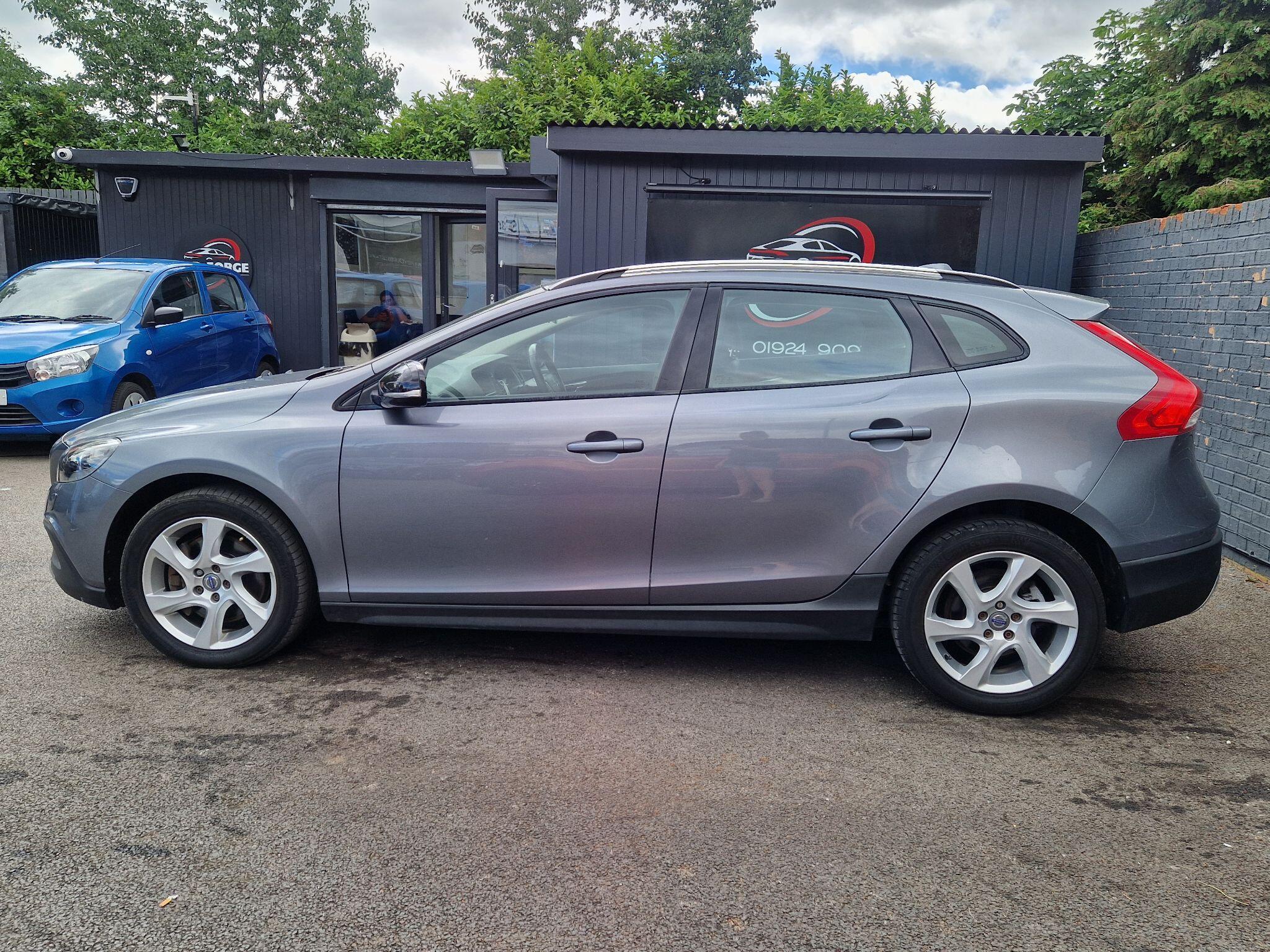 Volvo V40 CROSS COUNTRY - Image 6