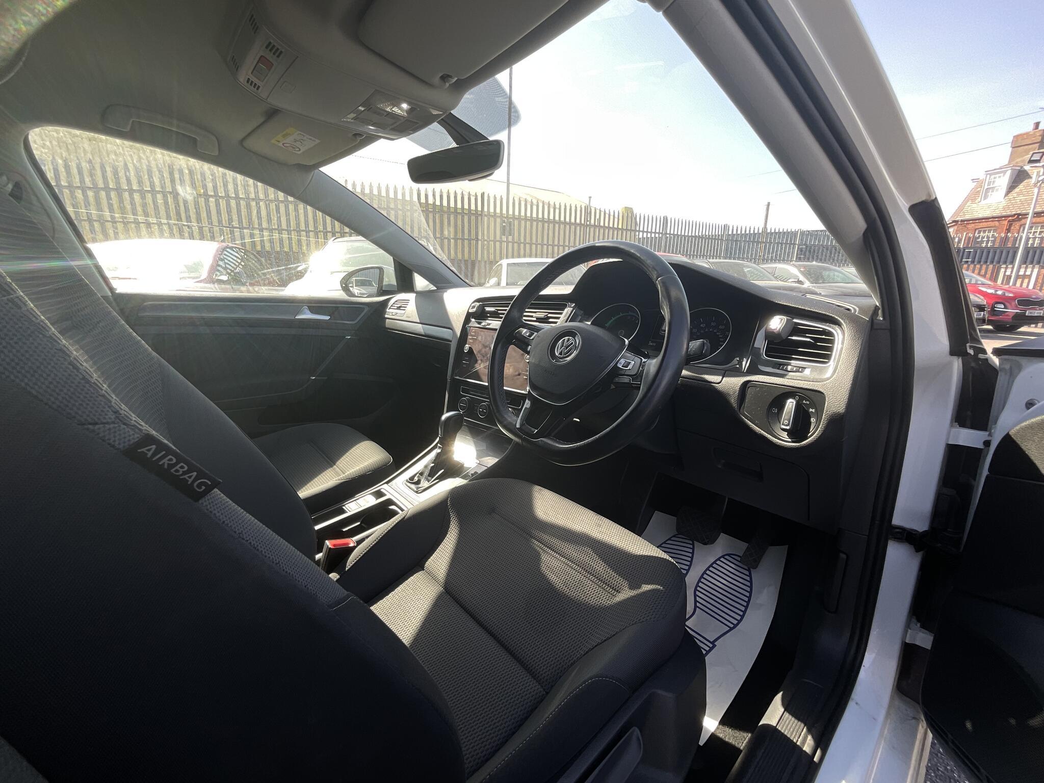 Volkswagen e-Golf - Image 2