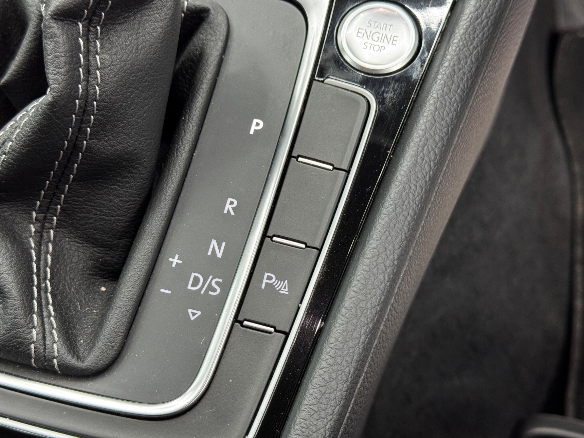 Volkswagen Golf - Image 28