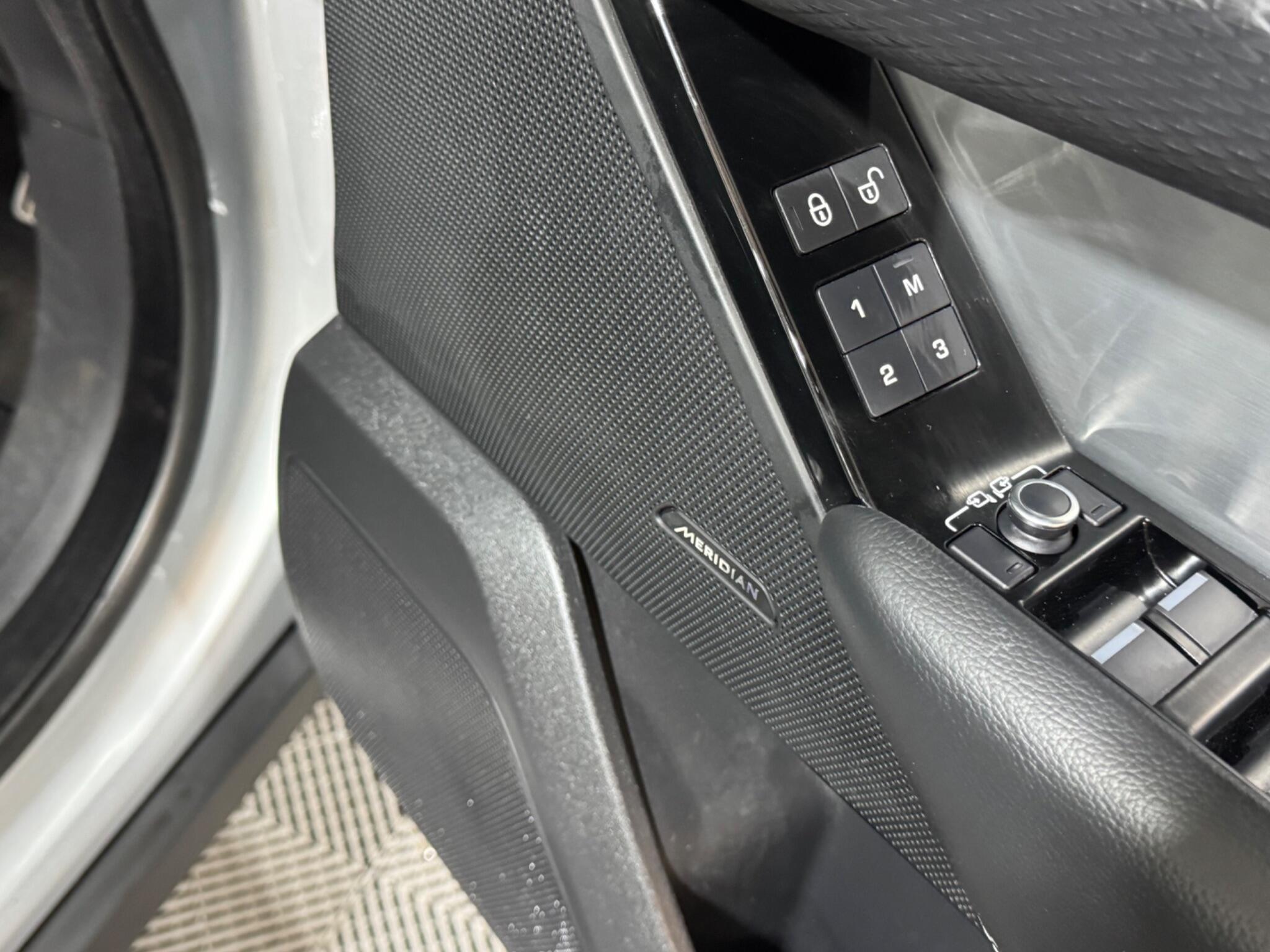 Land Rover Range Rover Velar - Image 15