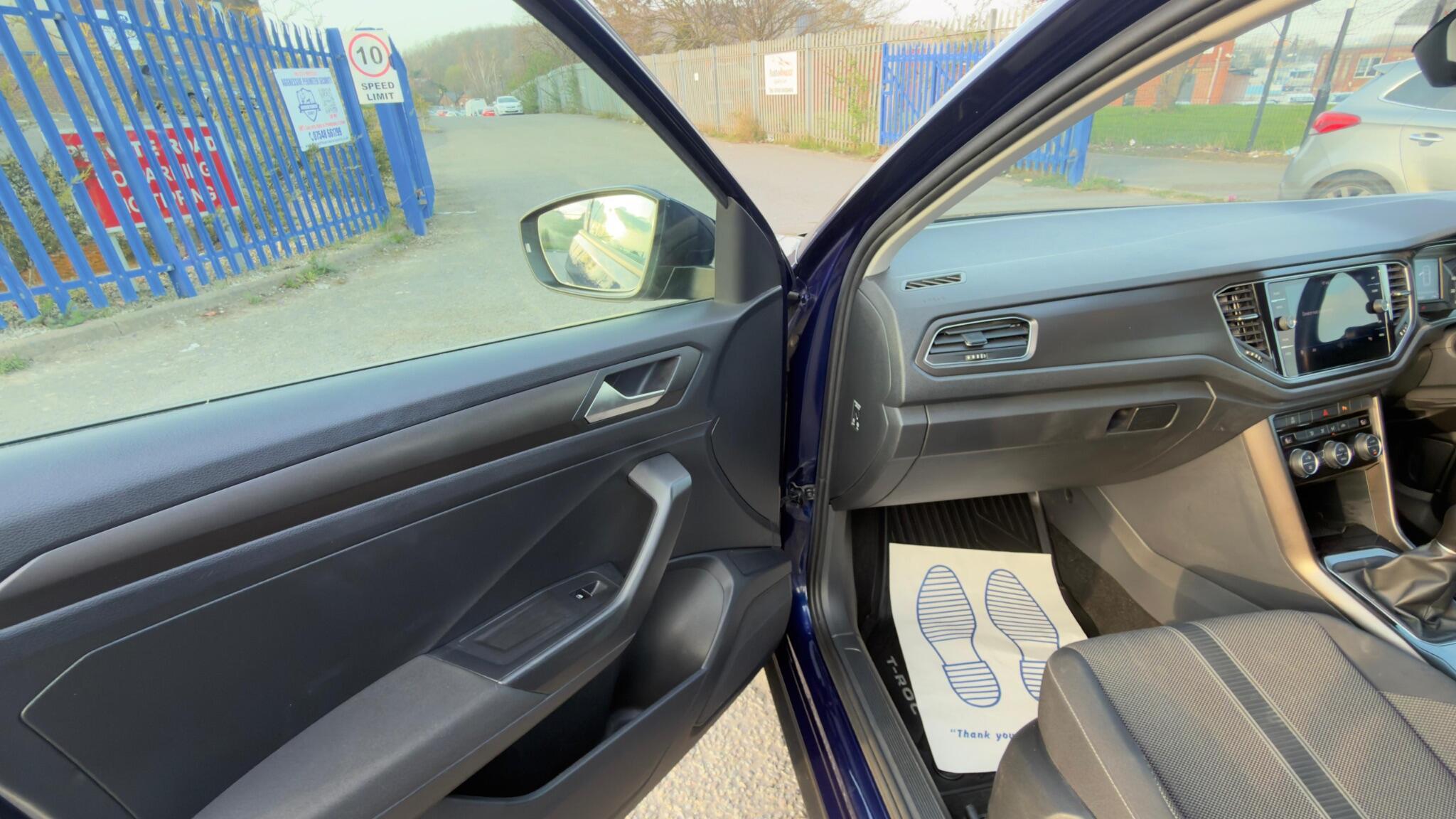 Volkswagen T-Roc - Image 31