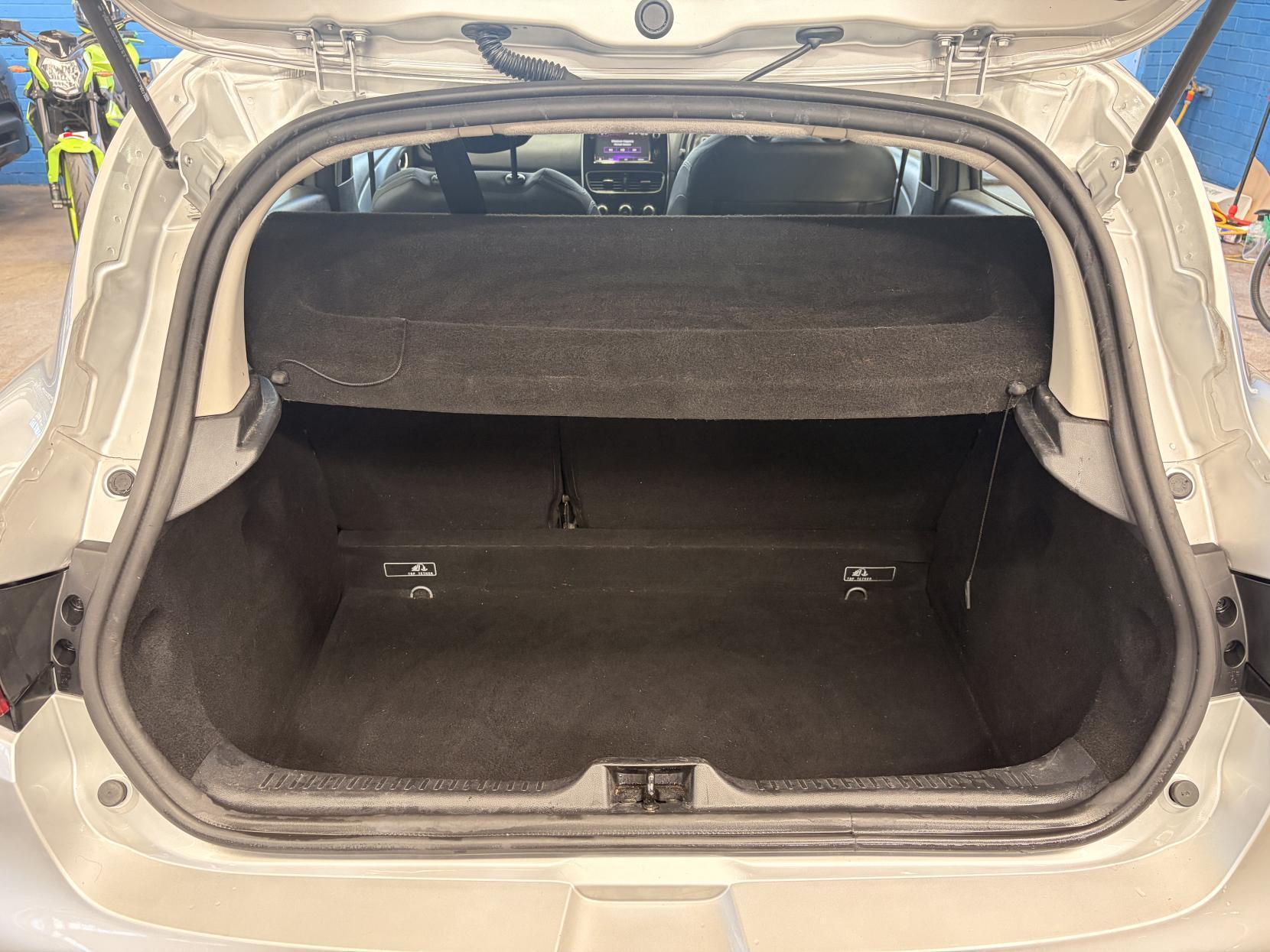 Renault Clio - Image 19