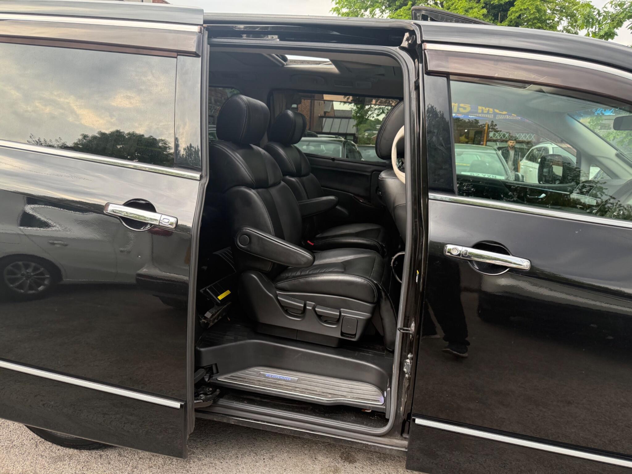 Nissan Elgrand - Image 27