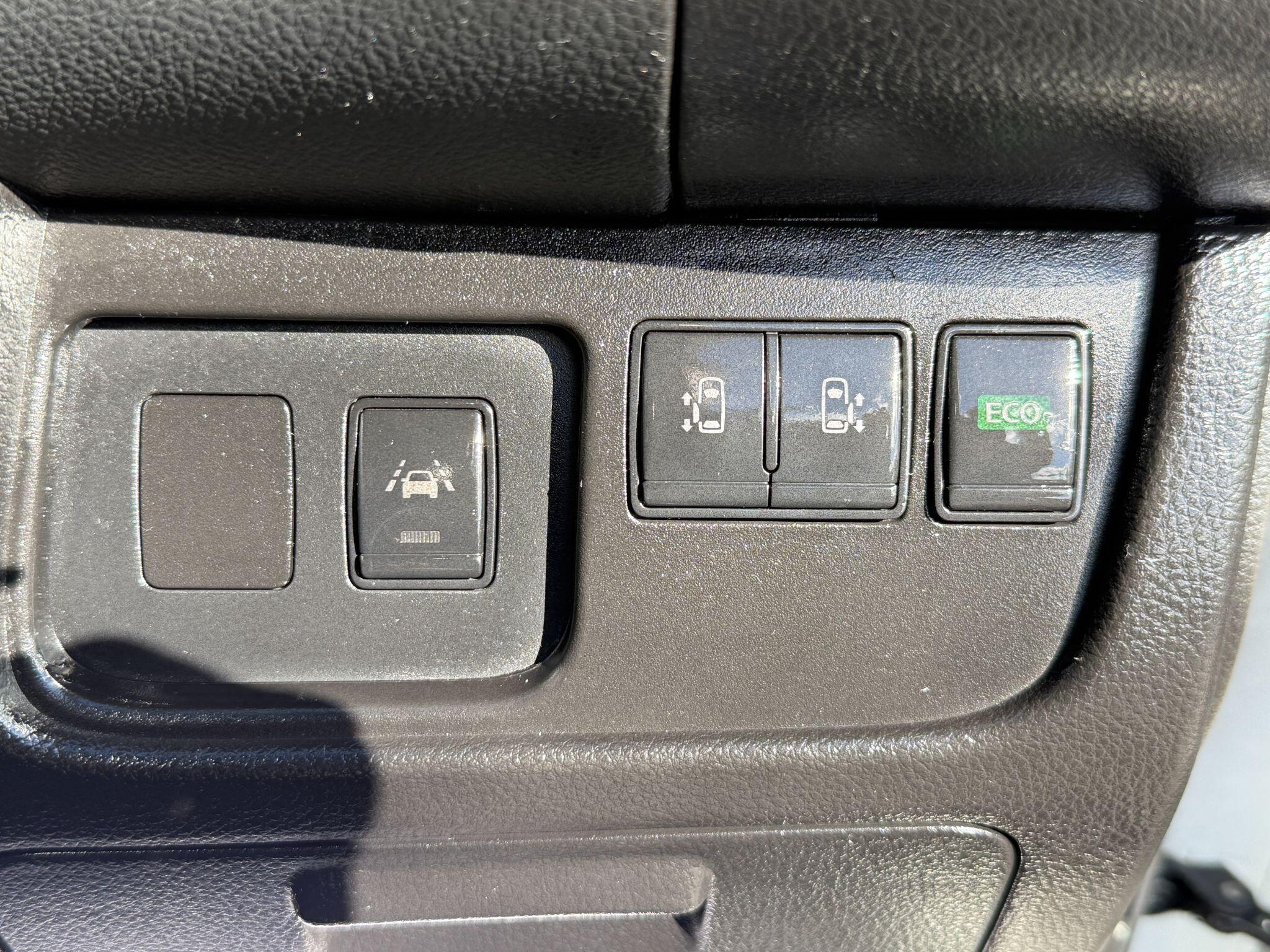 Nissan Serena - Image 61