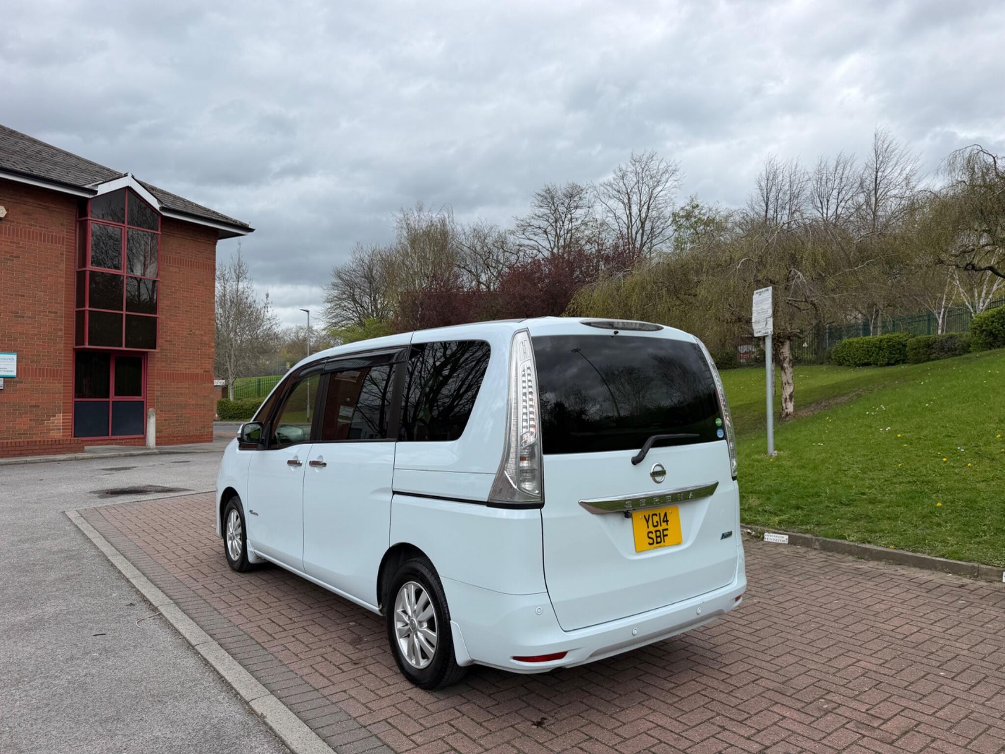 Nissan Serena - Image 13