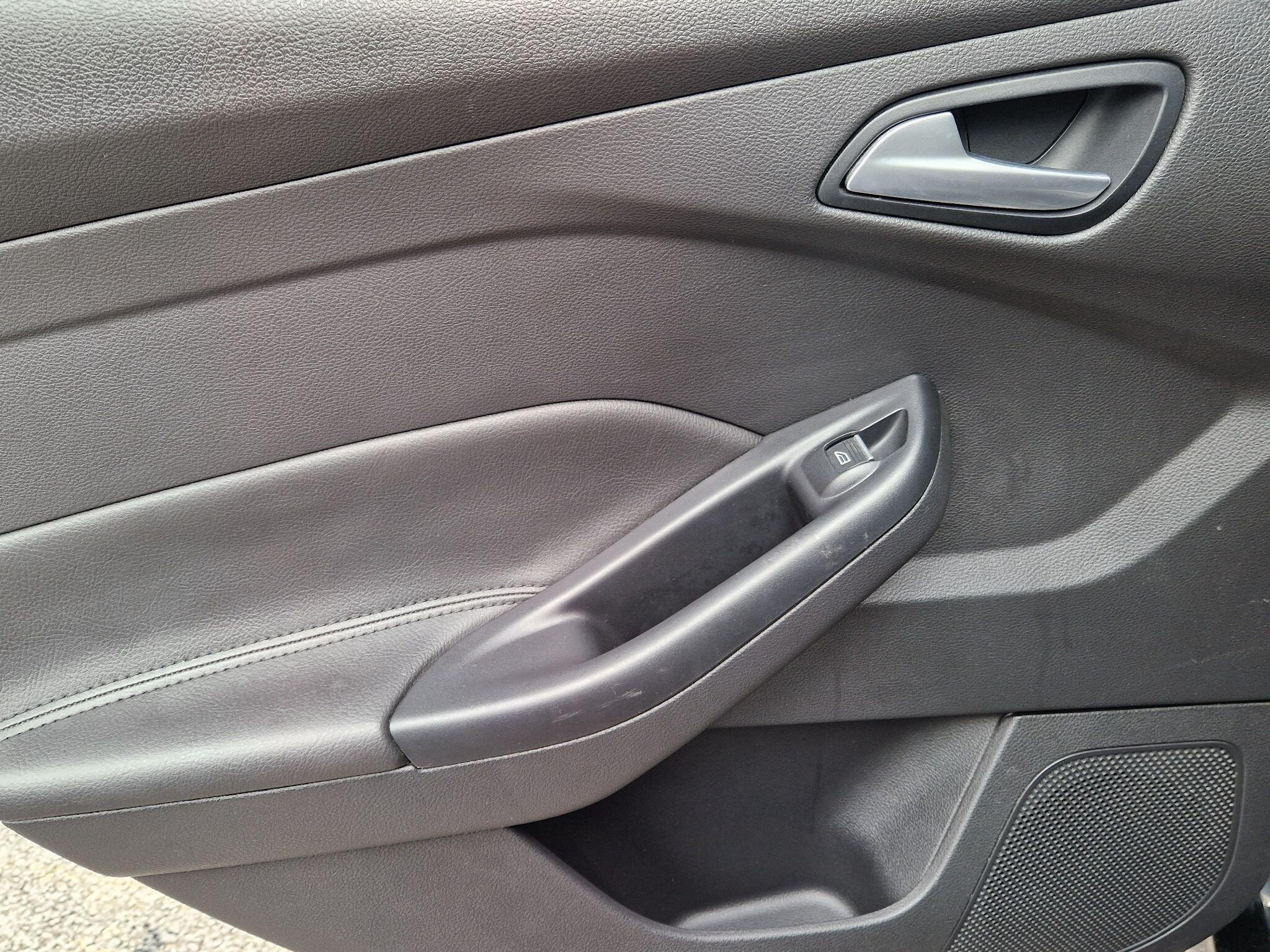 Ford Focus - Image 41