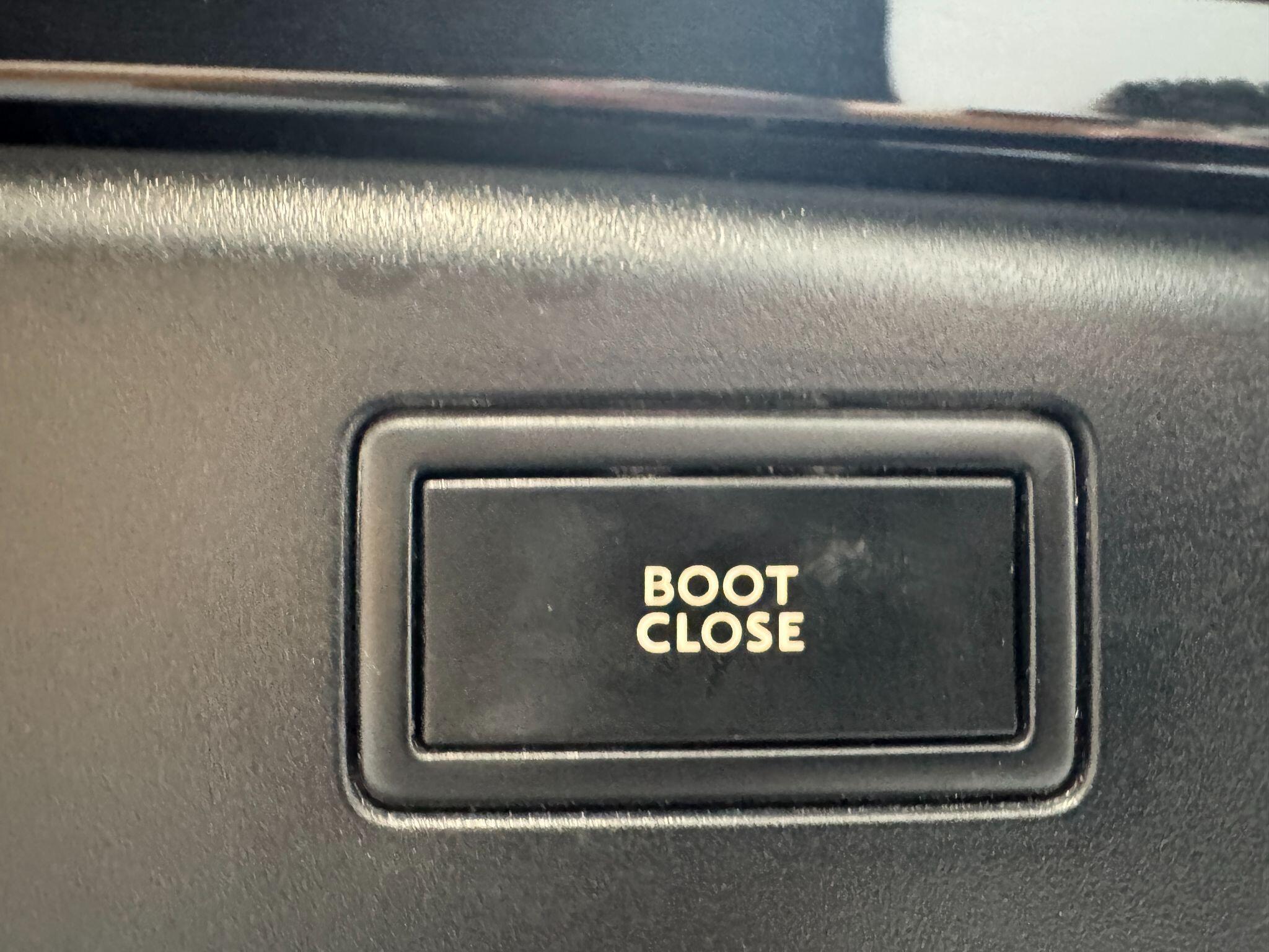 Bentley Flying Spur - Image 41