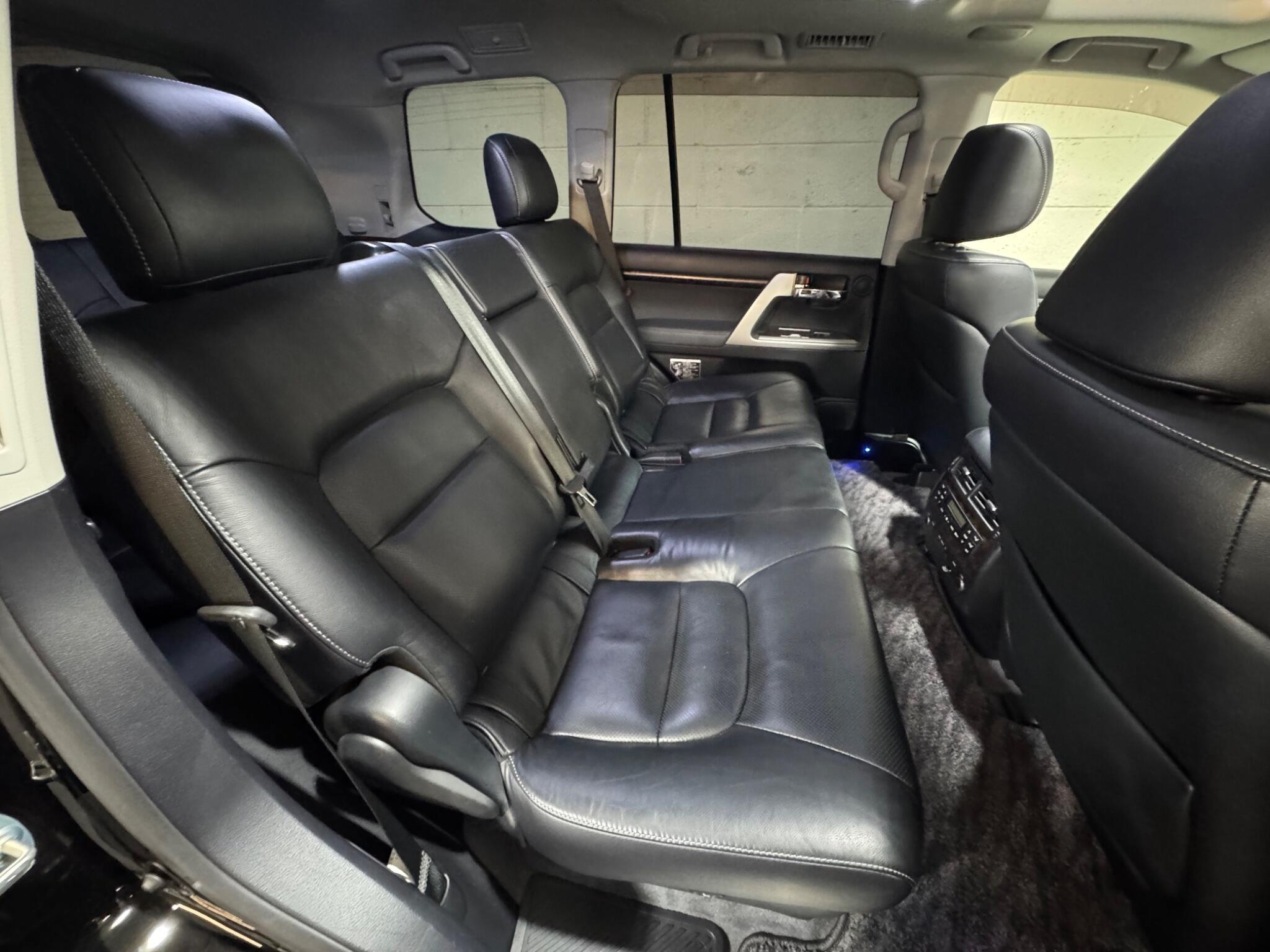 Toyota Land Cruiser - Image 12