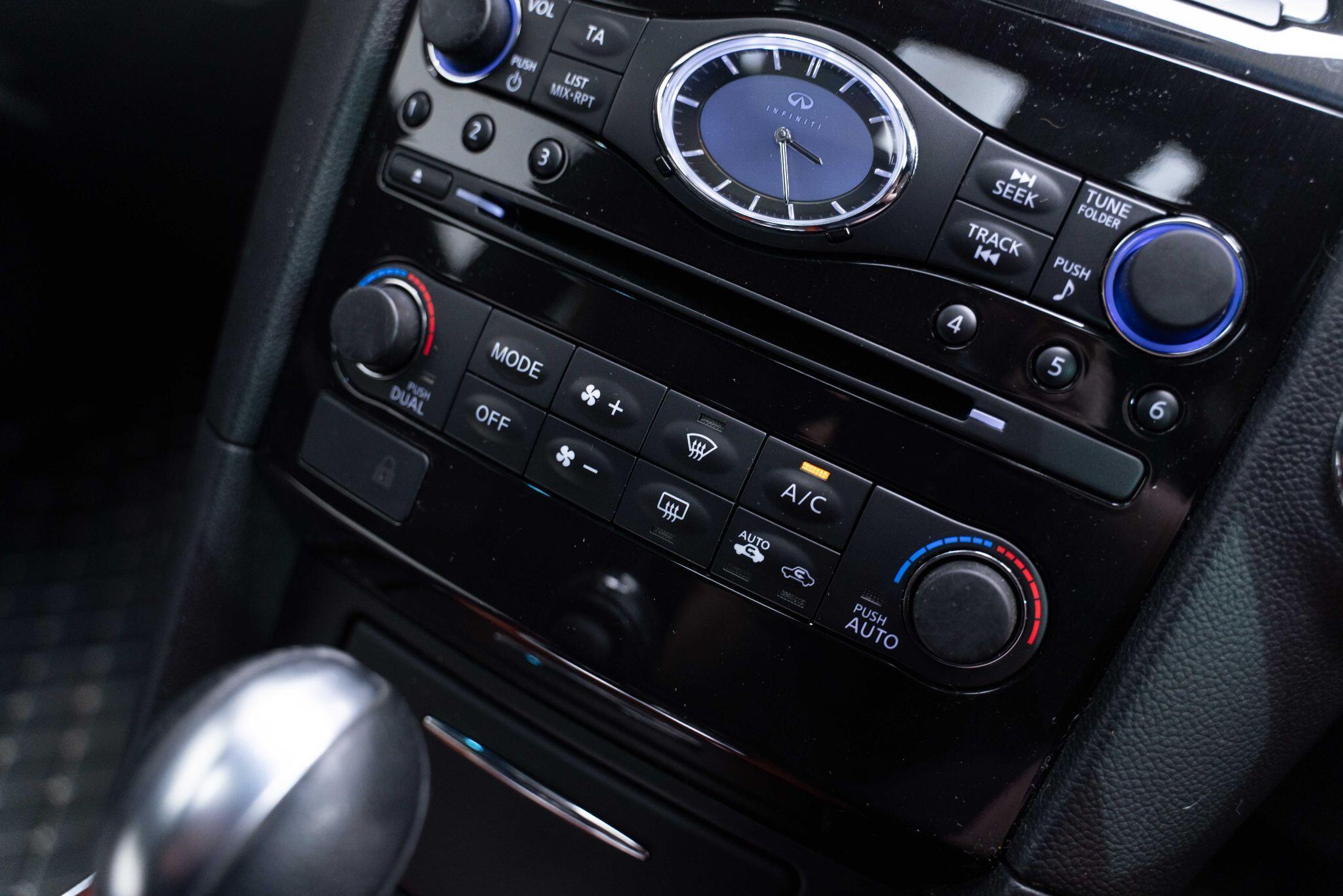 Infiniti QX70 - Image 19
