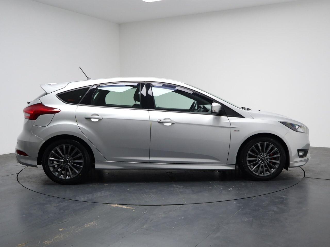 Ford Focus - Image 14