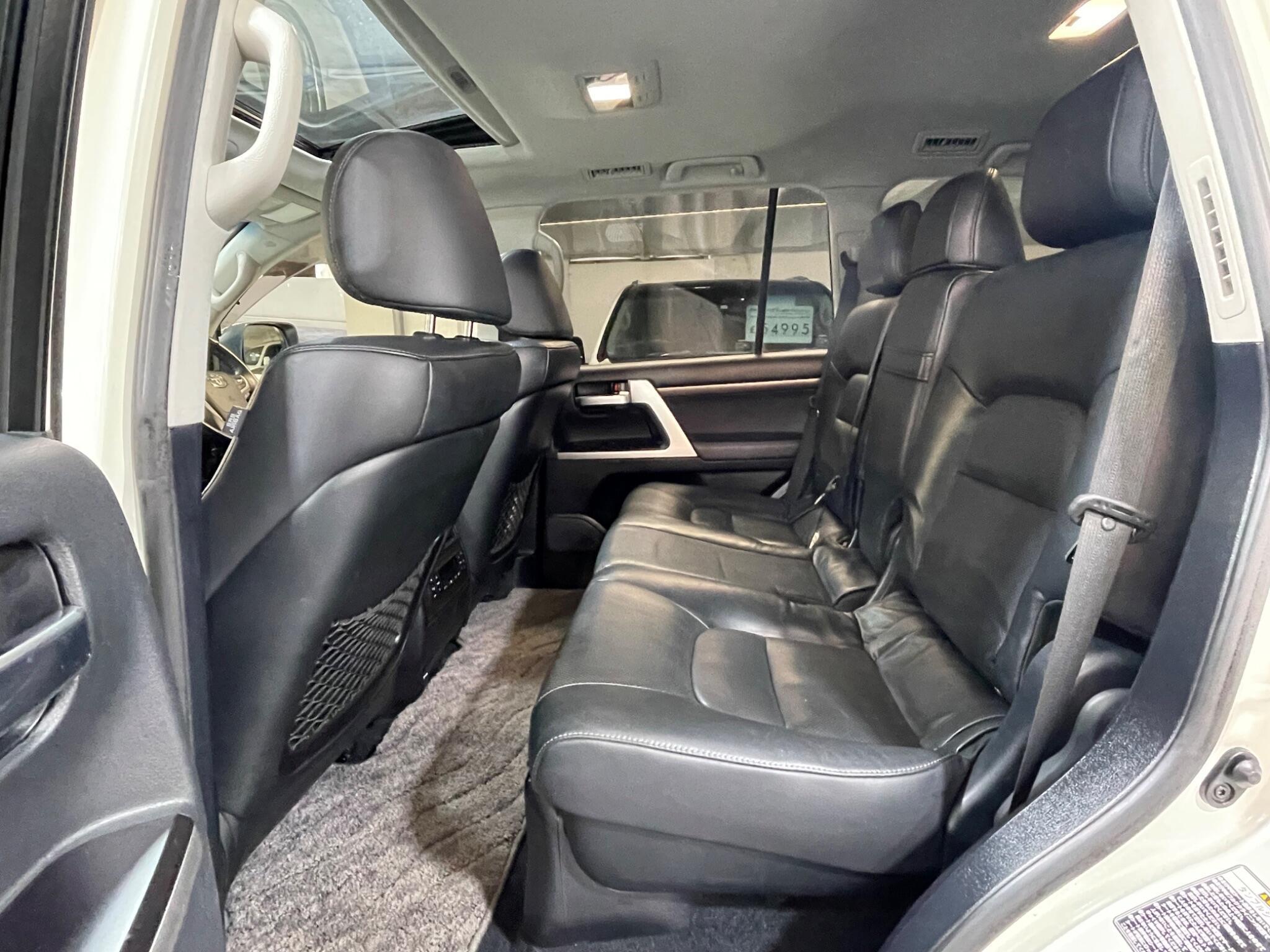 Toyota Land Cruiser - Image 11