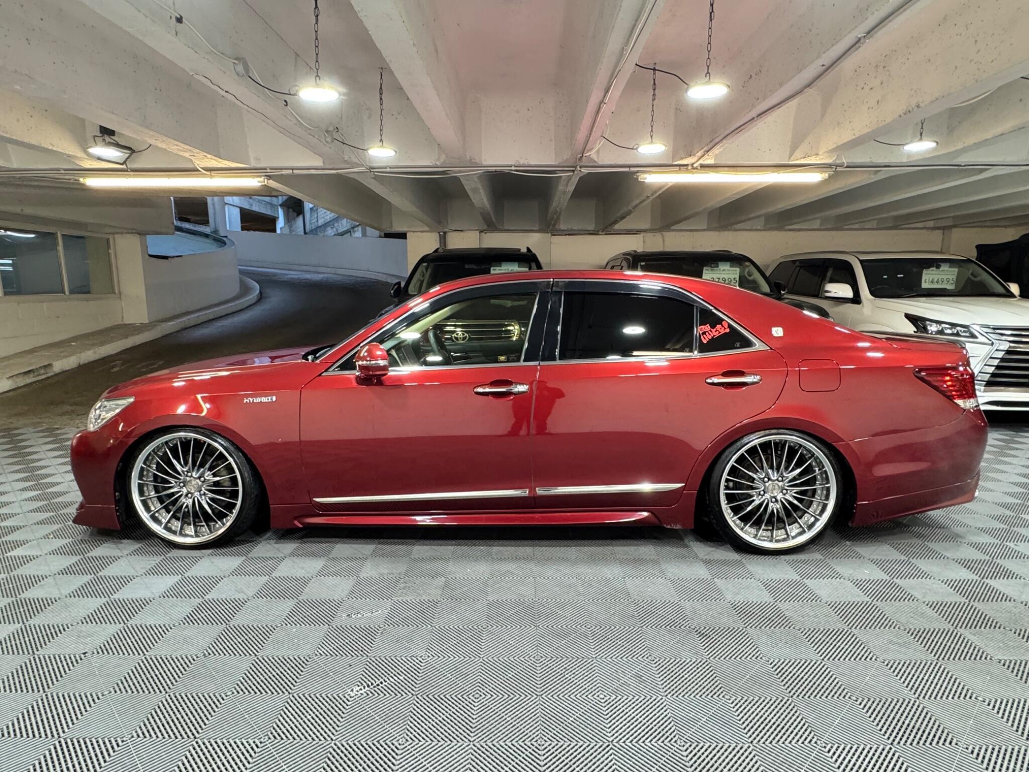 Toyota CROWN - Image 2
