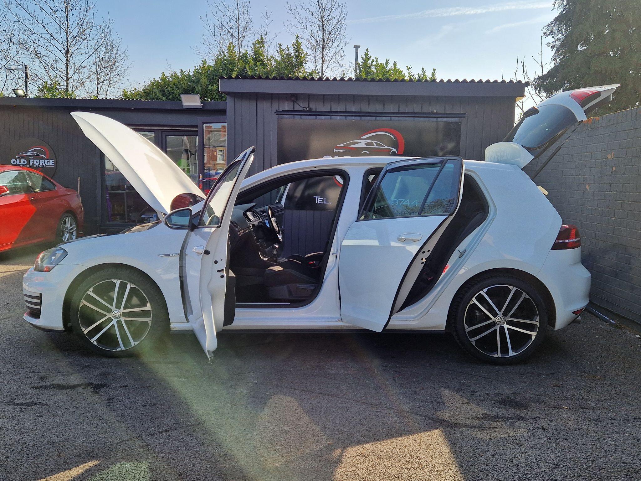 Volkswagen Golf - Image 25