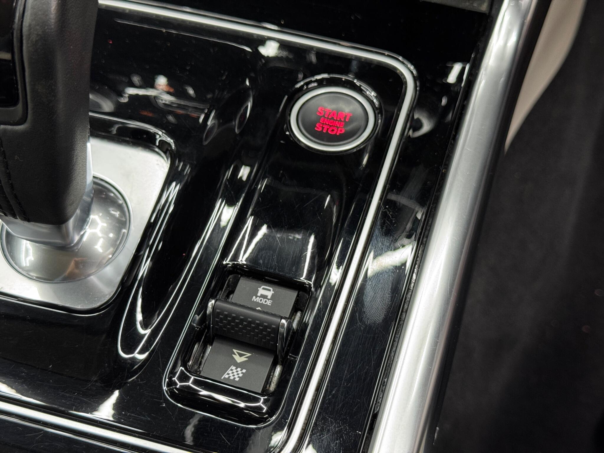 Jaguar XE - Image 25